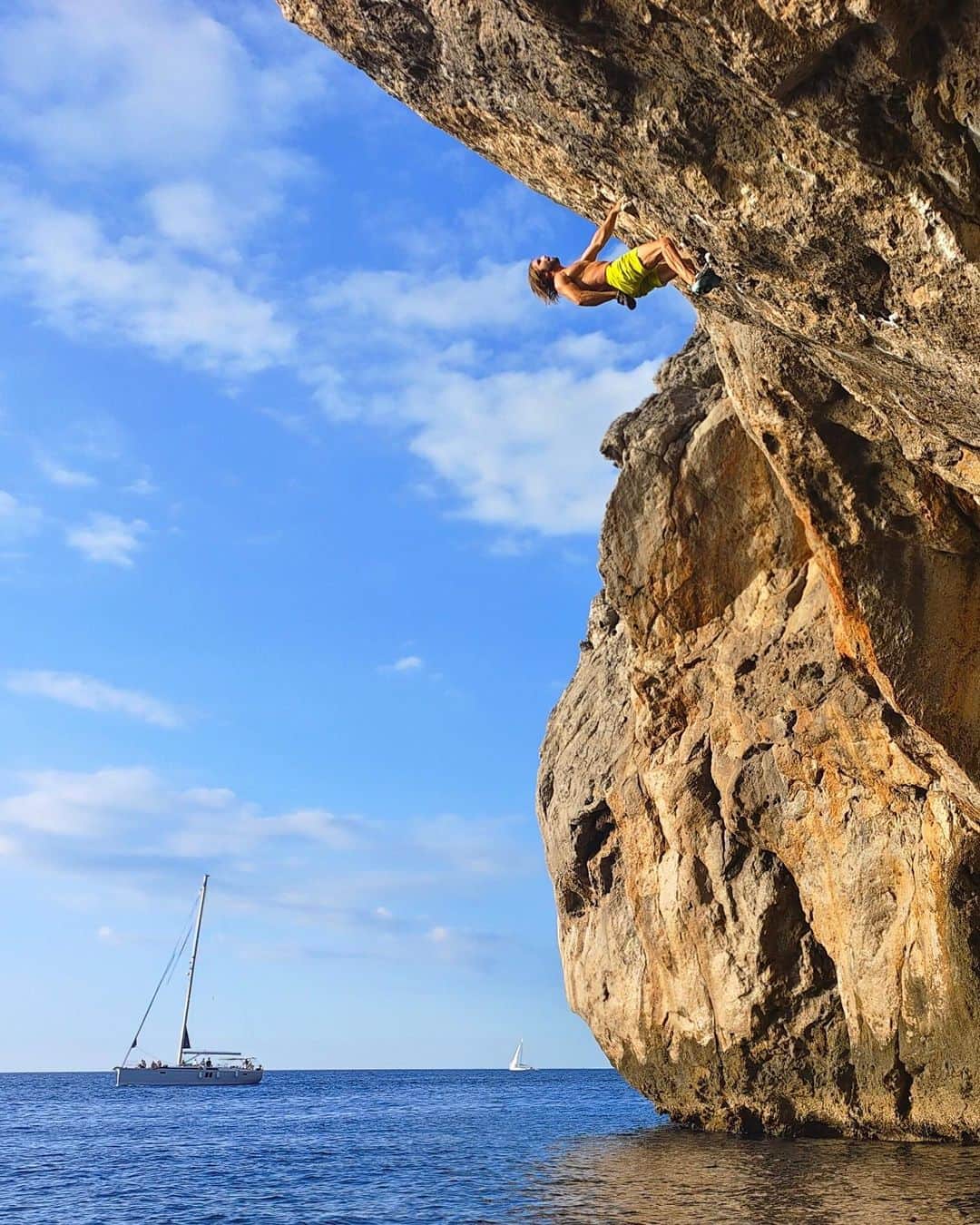 クリス・シャーマのインスタグラム：「Black Pearl 11.07.23 ✅ Mallorca   A perfect line at the upper limits of anything I’ve ever climbed above the sea, with very finicky conditions. I had to go deep on many levels.    It’s located in a total power spot in a very exposed and wild part of the island.  The late, great Miquel Riera, my long time friend , mentor and godfather of deep water soloing brought me here years ago and opened my eyes to the potential of this place and style of climbing.  After his passing in 2019 I doubted if this place would be the same for me. But now whenever I’m back there it reconnects me with his spirit and vision.   Endless gratitude to everyone who has been a part of this journey!  Photo 1 @rockandwatermallorca  Photo 2 @jessebentz  Vid  @rockandwatermallorca」