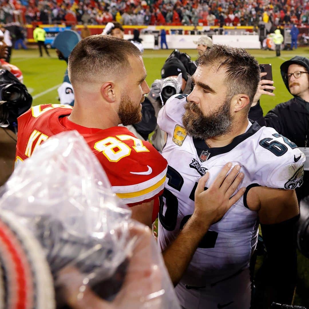 Us Weeklyのインスタグラム：「Even after going head-to-head, Travis and Jason Kelce are still able to show support for each other on the field. See what they said to each other in their emotional post-game interaction at the link in bio. (📸: Getty)」