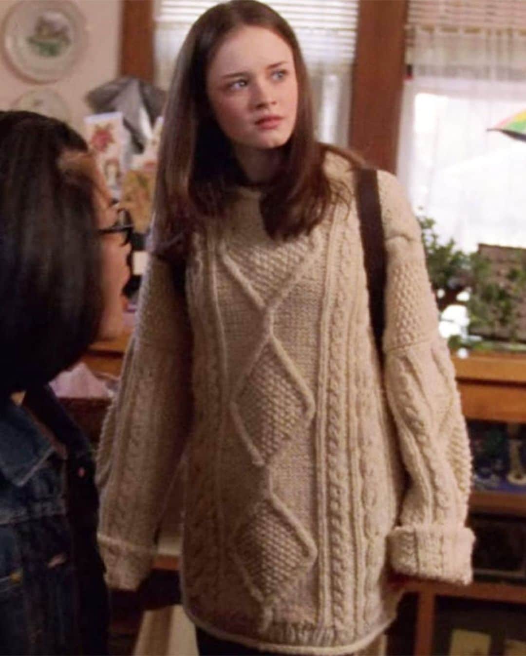 Glamour Magazineさんのインスタグラム写真 - (Glamour MagazineInstagram)「Hailey Bieber recently rocked the classic Rory Gilmore sweater sans pants and we're kind of obsessed. Swipe to see the Stars Hollow inspiration.   Plus, find the best sweaters to channel your inner #GilmoreGirls self and see Hailey’s full look now at the link in bio.」11月22日 3時34分 - glamourmag