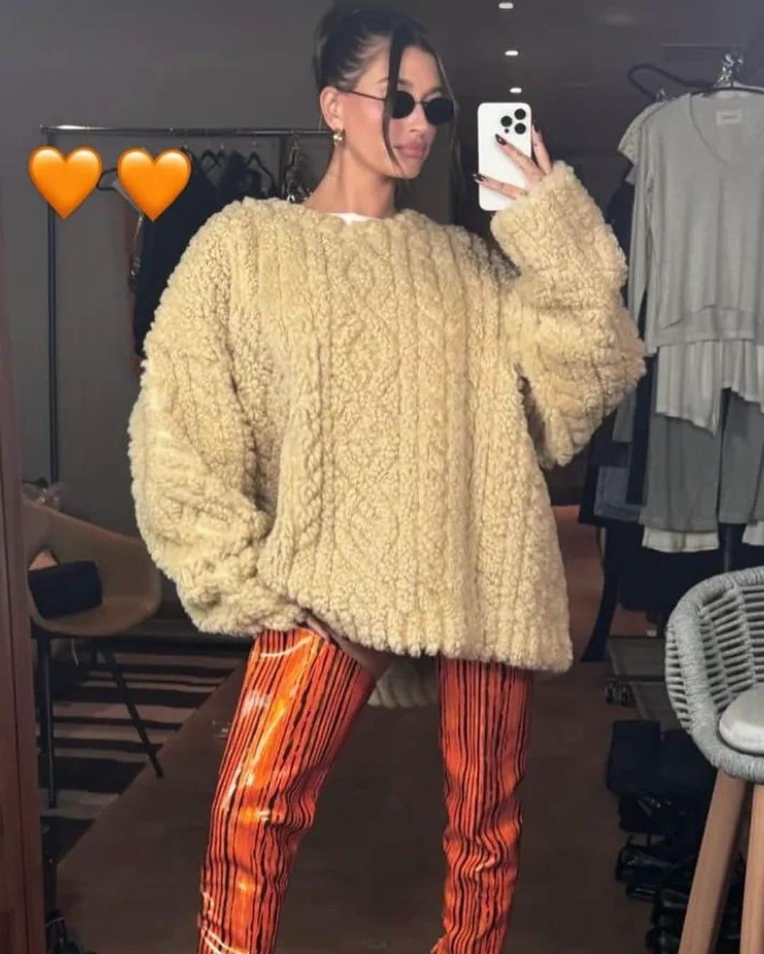 Glamour Magazineのインスタグラム：「Hailey Bieber recently rocked the classic Rory Gilmore sweater sans pants and we're kind of obsessed. Swipe to see the Stars Hollow inspiration.   Plus, find the best sweaters to channel your inner #GilmoreGirls self and see Hailey’s full look now at the link in bio.」