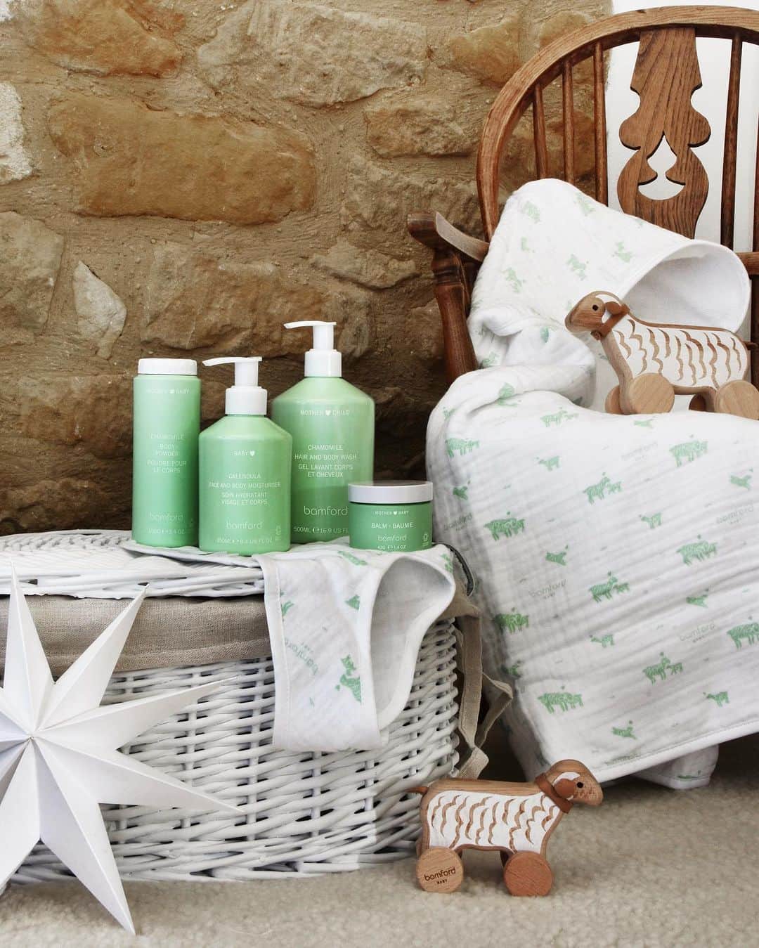 バンフォードのインスタグラム：「Perfect for baby's first Christmas, our heart-shaped hamper features gifts for bath-time, bedtime, the everyday and play. Our bath and body products feature the purest natural and organic ingredients, each chosen for their gentle, skin-nourishing properties. Whilst accessories are created from certified organic cotton and block-printed by hand by our long-standing block-printing partner in Jaipur.   Shop online via the link in bio💚  #bamford #wellness #christmashampers #christmasgifts #giftsforbaby #babygifts」