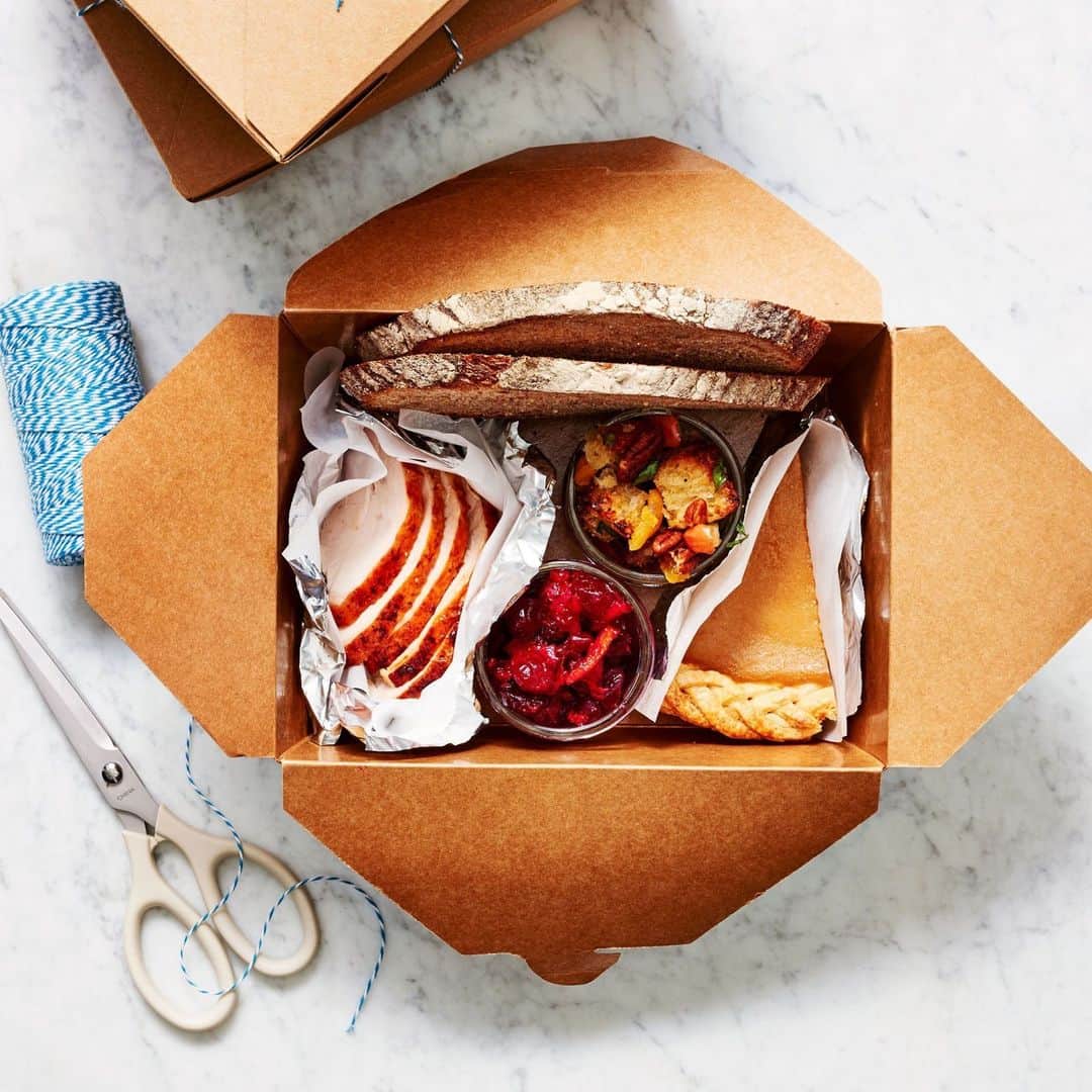 のインスタグラム：「Everyone loves Thanksgiving leftovers, but not everyone gets to enjoy them—and sometimes, the host is left with more food than they can handle. If you're hosting this year, consider planning ahead so that guests can take some of your delicious Thanksgiving feast home with them at the end of the night. Head to the link in our bio to see our ideas for stretching leftovers to feed a crowd, including this delicious and delightful "gobbler" sandwich kit. 📷: @chelseammc」