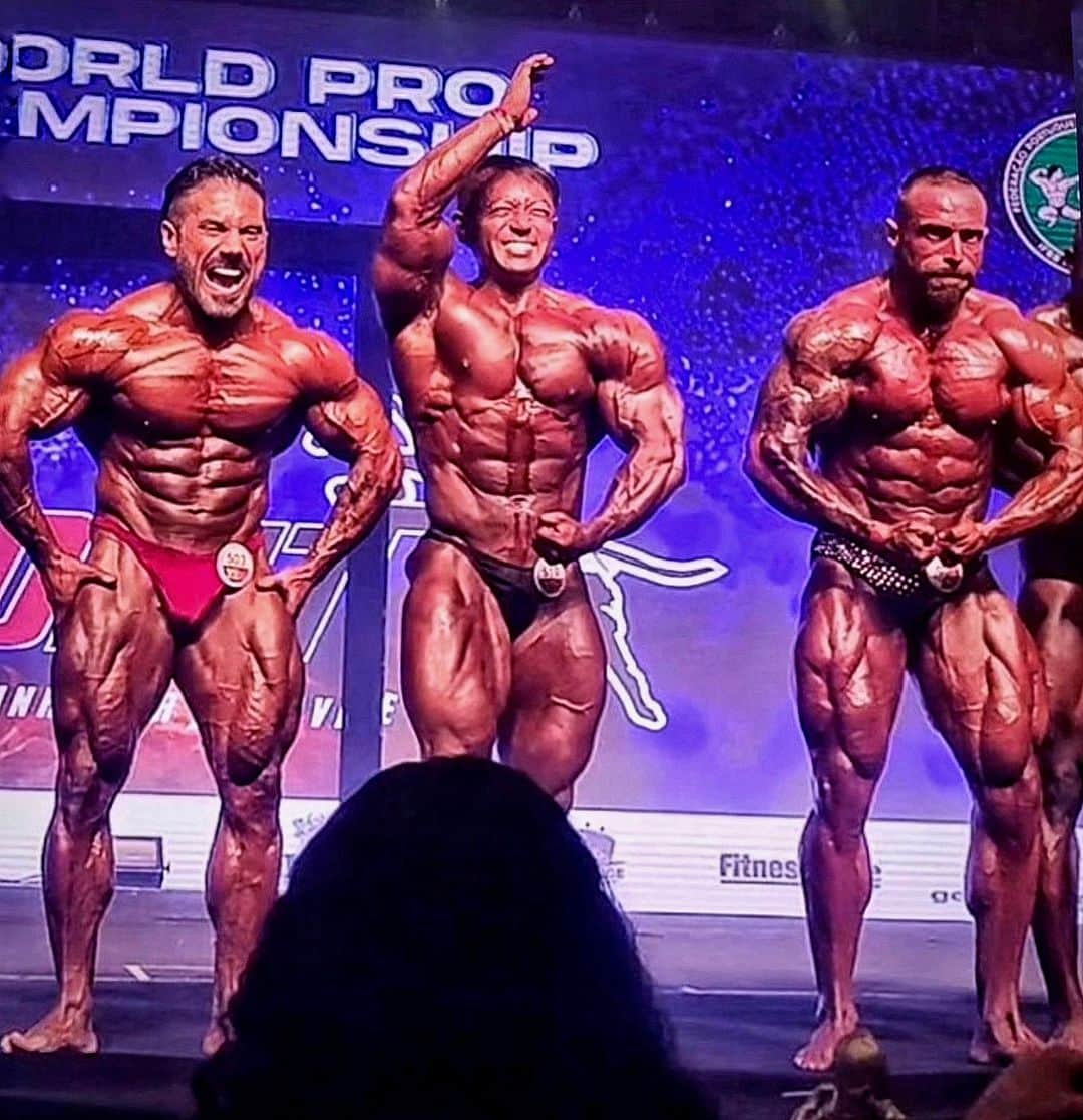 鈴木克彰のインスタグラム：「✨2023/11/18 THE ROAD TO IFBB ELITE PRO WORLD CHAMPIONSHIPS🇵🇹 Portugal✨プロ世界最高峰のステージにてポーズダウン🔥　  プロになり2年目ですが〜　アーノルド招待ワールド10入り、プロWORLD GRAND-PRIXオーバーオール優勝🏆、そして最高峰のWORLD CHAMPIONSHIPSにてファイナリスト ポーズダウン🔥2位と4位の選手と、こうやって闘えてる。。。。  今までやって来たこと、積み上げてきたこと、この年齢でも才能の無い自分でも、これぐらいやれてる技術は間違いでは無かった。  その技術は〜まだまだ自分自身に素晴らしい成長の可能性の夢を見せてくれてます。  現場叩き上げ〜リアル実践者の、私は来年更に良くなり、それは誰にも止められない。  まだまだイメージ通りに反応してます。  次のステージに向けて、全力でスタート🔥どんなハードなキツイ事も、全て楽しみでしか無いです。😊✨  次のステージに更に進化した身体で立つのが分かるからです。  #世界に通じるトレテク研究 ですから☺️👍  ✨2023/11/18 THE ROAD TO IFBB ELITE PRO WORLD CHAMPIONSHIPS🇵🇹 Portugal✨  【パーソナル＆通信指導募集】 ✨沢山の身体創り成功者〜各競技のトップ〜活躍するプロを産み出し指導し続けてます。パーソナル指導〜オンライン指導〜新規募集期間✨😊初心者の方も大歓迎です✨ 皆さん夢や目標の成功に向けて〜歴30年の私が最短距離サポート致します。 サプリメントもメーカー直により特別パーソナル割引で購入できます。 お問い合わせはDMでお気軽にご相談ください。  #世界制覇 #仕上がり #ポージング #百戦錬磨 #歴30年は伊達じゃ無い  #ifbbnationalchamp  #ifbb #ifbbelitepro #ifbbエリートプロ   #ボディビル #bodybuilding #workout #muscle #training #phsique #エンサヨジャパン #エンサヨ #ファインラボ #ファインラボフィット #サプリメント #ワークアウト #ダイエット #diet #筋トレ  #ボディビルダー  #ifbbfamily」