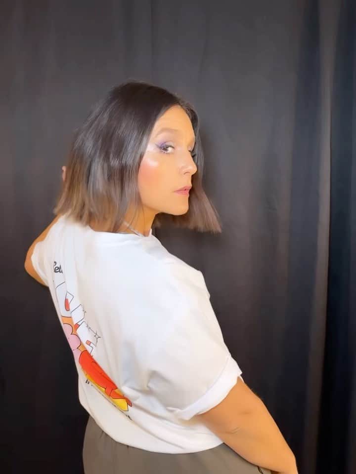 ジェシー・ウェアのインスタグラム：「To celebrate my new single Hello Love, we’ve done a small run of very limited edition tees. Link in bio x」