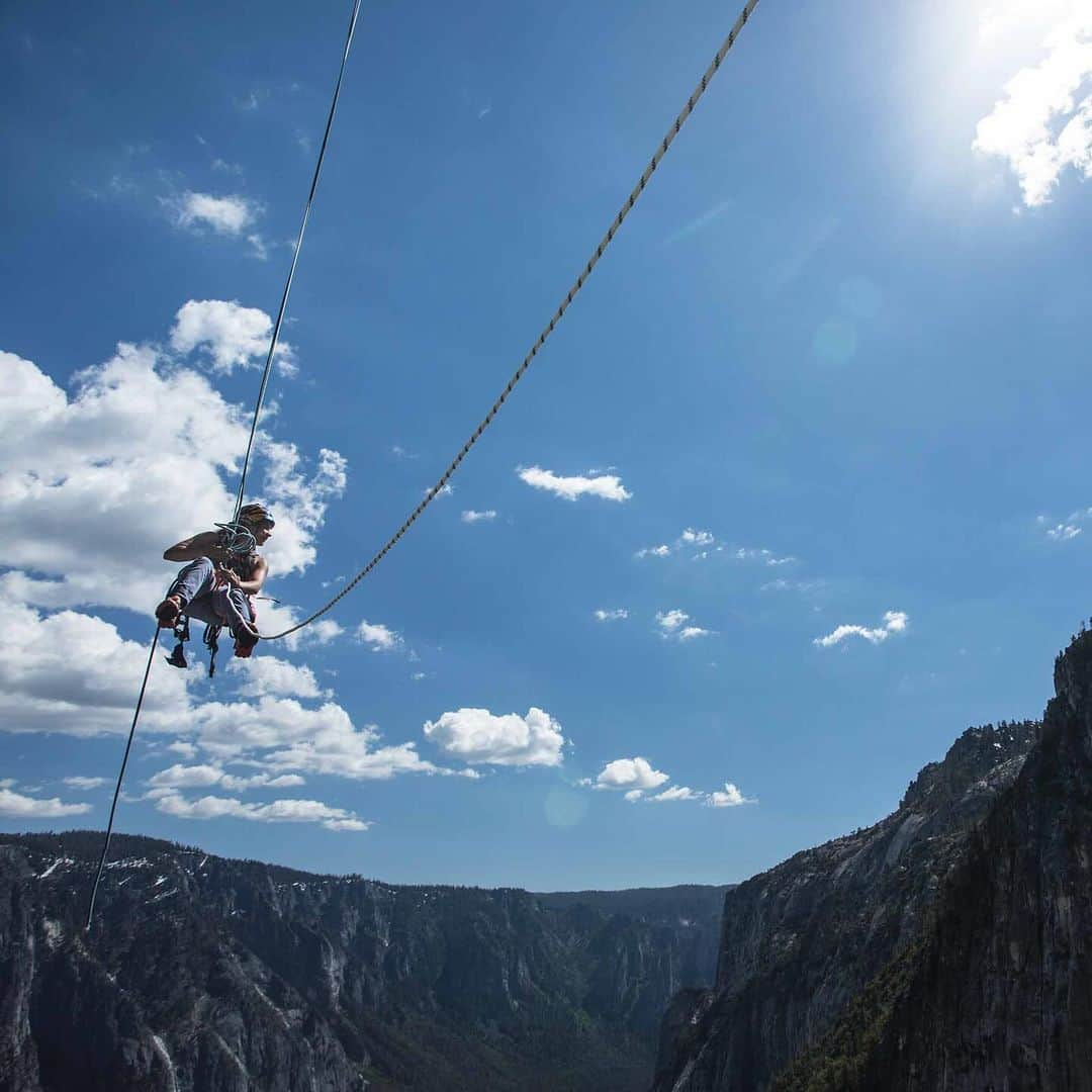 サッシャ・ディギーリアンさんのインスタグラム写真 - (サッシャ・ディギーリアンInstagram)「yosemite 👌 it has been nice to just be here climbing and enjoying with @benrueck without the formalities of a photographer or film crew that can be a part of professional climbing. It’s an absolute privilege to work with the people that I choose to, and they’re often good friends as well— but there’s also a really nice aspect to trips that do not involve anything else than going out- climbing- and not worrying about “capturing…” especially when your phone breaks 🫣. That said- it’s hard to share some of the fun epic moments from the trip in the “traditional”  way since most of my shots are from the belay— so here’s a fun one to share from a trip a few years back by @johnevansphoto  📸  from the First Free Ascent of the Misty Wall (5.13-) with @jon_cardwell and @mgclimber1 — it’s good to be back here!  #climbing #yosemite」11月22日 3時41分 - sashadigiulian