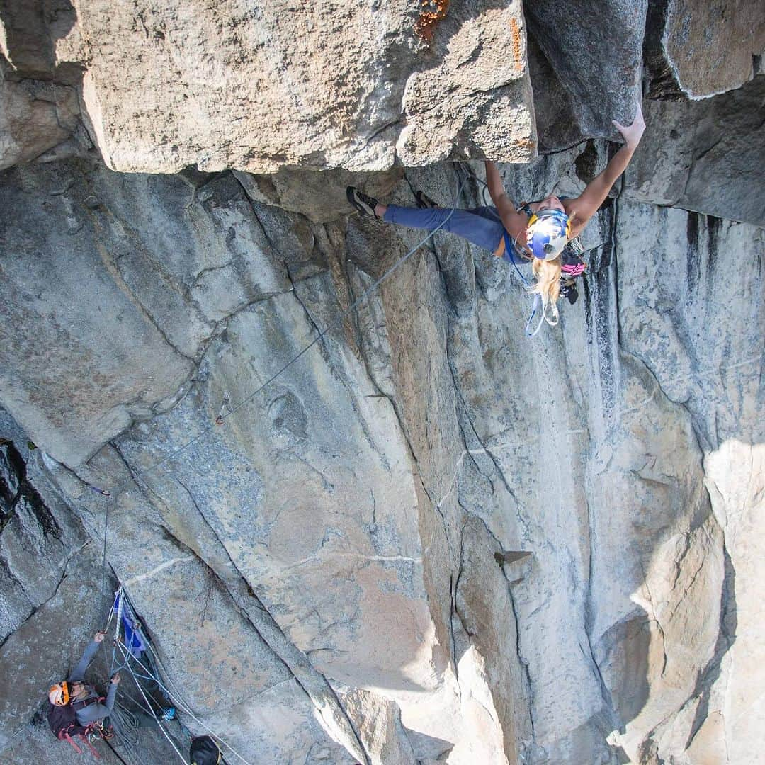 サッシャ・ディギーリアンさんのインスタグラム写真 - (サッシャ・ディギーリアンInstagram)「yosemite 👌 it has been nice to just be here climbing and enjoying with @benrueck without the formalities of a photographer or film crew that can be a part of professional climbing. It’s an absolute privilege to work with the people that I choose to, and they’re often good friends as well— but there’s also a really nice aspect to trips that do not involve anything else than going out- climbing- and not worrying about “capturing…” especially when your phone breaks 🫣. That said- it’s hard to share some of the fun epic moments from the trip in the “traditional”  way since most of my shots are from the belay— so here’s a fun one to share from a trip a few years back by @johnevansphoto  📸  from the First Free Ascent of the Misty Wall (5.13-) with @jon_cardwell and @mgclimber1 — it’s good to be back here!  #climbing #yosemite」11月22日 3時41分 - sashadigiulian