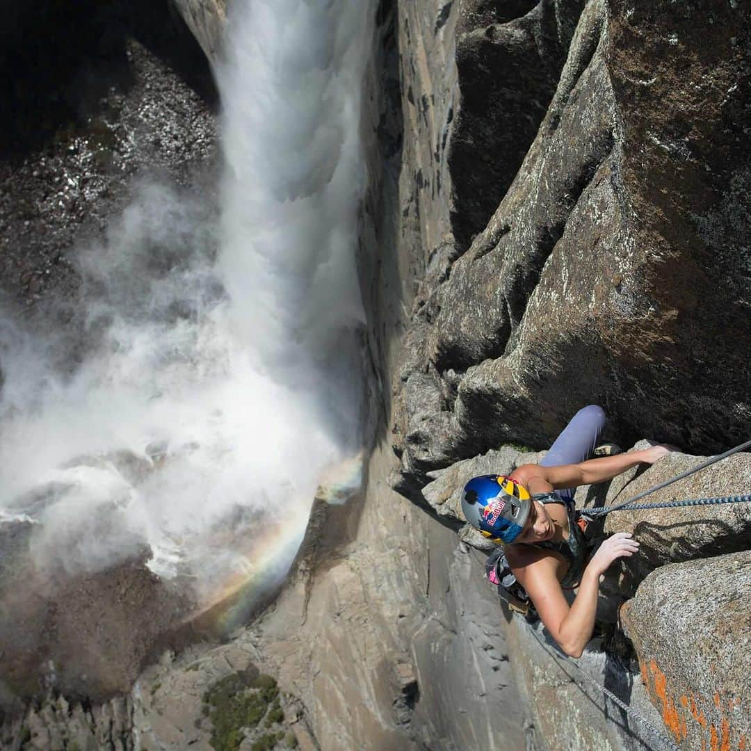 サッシャ・ディギーリアンのインスタグラム：「yosemite 👌 it has been nice to just be here climbing and enjoying with @benrueck without the formalities of a photographer or film crew that can be a part of professional climbing. It’s an absolute privilege to work with the people that I choose to, and they’re often good friends as well— but there’s also a really nice aspect to trips that do not involve anything else than going out- climbing- and not worrying about “capturing…” especially when your phone breaks 🫣. That said- it’s hard to share some of the fun epic moments from the trip in the “traditional”  way since most of my shots are from the belay— so here’s a fun one to share from a trip a few years back by @johnevansphoto  📸  from the First Free Ascent of the Misty Wall (5.13-) with @jon_cardwell and @mgclimber1 — it’s good to be back here!  #climbing #yosemite」