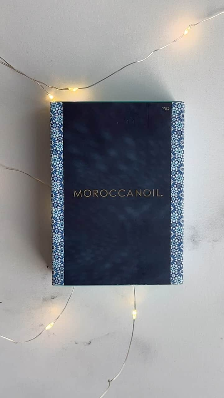 Moroccanoilのインスタグラム：「The perfect excuse to swing by and say hi to your stylist. 💙 Get a free gift with any in-salon purchase of $50 or more!  *Available at select salons while supplies last in US and Canada Only」