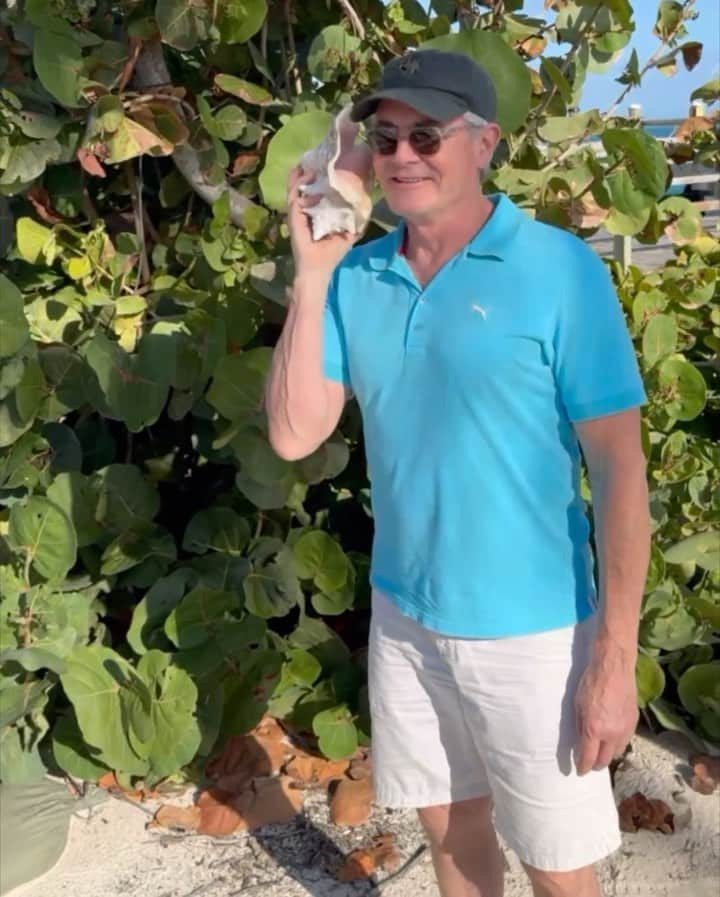 カイル・マクラクランのインスタグラム：「‘Conch quite believe I’m still answering calls for him. You’re 🐚-come… 🤣  Thanks to @drytortugasnps and @keywestseaplaneadv 👍」