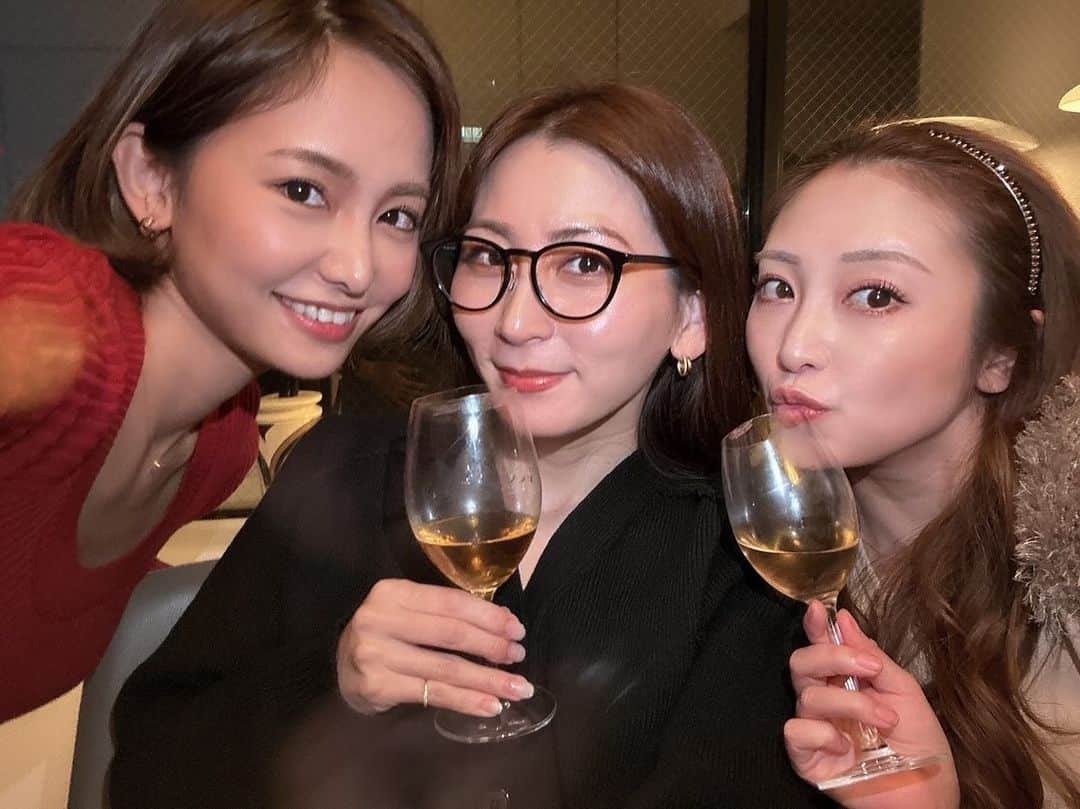 宮本沙恵さんのインスタグラム写真 - (宮本沙恵Instagram)「なっちゃんのお手製のフルコースをいただきながら凄い勢いで空くワイン🥂❤️ 大好きなホムパでいい週末でした✨ . 3枚目が去年との比較なんだけど、髪色かな？みんな落ち着いた模様…♡ . #ホムパ#ワイン会#お肉撮り忘れ」11月22日 14時50分 - saebi
