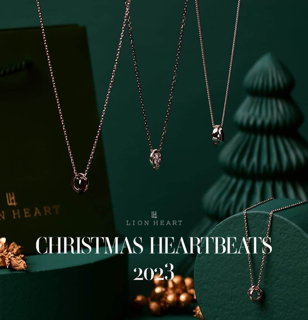 LION HEARTさんのインスタグラム写真 - (LION HEARTInstagram)「CHRISTMAS HEARTBEATS 2023  LION HEART  Double Ring Necklace  それぞれの花に花言葉があるように アクセサリーのかたちにも様々な意味があります。 人と人との結びつきを表現したダブルリングネックレスは 『永遠の繋がり』という意味が込められています。 大切な人への想いをのせて、 ライオンハートが丁寧につくりあげるディテールと 揺れ動くリングの美しい表情をお楽しみください。  ■クリスマス限定ラッピング 直営3店舗、公式オンラインストアでお買い上げいただきました方はクリスマス限定パッケージでお渡し！  ※数量に限りがございますので、無くなり次第終了とさせていただきます。  #lionheart   #アクセサリー #メンズアクセサリー #メンズシルバーアクセサリー #ネックレス #メンズネックレス #クリスマスプレゼント #ダブルリングネックレス」11月22日 14時51分 - lion_heart_accessory