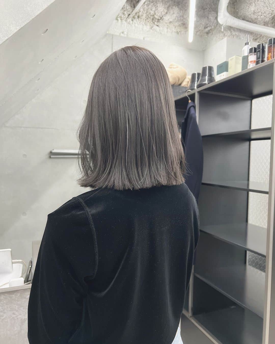 兼井遼のインスタグラム：「オリーブグレージュ＊  柔らかくほつれるヘア😌  ツヤのある 暗くても透明のある カラーならお任せください☺️  11月12月のご予約も まだまだお取りできます🙇🏻  ご質問などは コメントにてお問い合わせください！😌  #ケアカラー  #ヘアアレンジ  #ケアダブルカラー  #巻き方  #髪質改善カラー  #イルミナカラー  #ミルクティーベージュ #グレージュ  #ケアブリーチ  #ハイライトカラー  #ハイトーンカラー  #ブリーチ  #ダブルカラー   #インナーカラー  #オリーブアッシュ  #グラデーションカラー  #グレージュカラー  #ツヤトーン  #パーマ  #艶髪  #外国人風  #髪質改善トリートメント  #くびれヘア  #シースルーバング  #髪質改善  #ラベンダーグレージュ  #オリーブグレージュ  #トリートメント  #ヘアアクセサリー　#インナーハイライト」