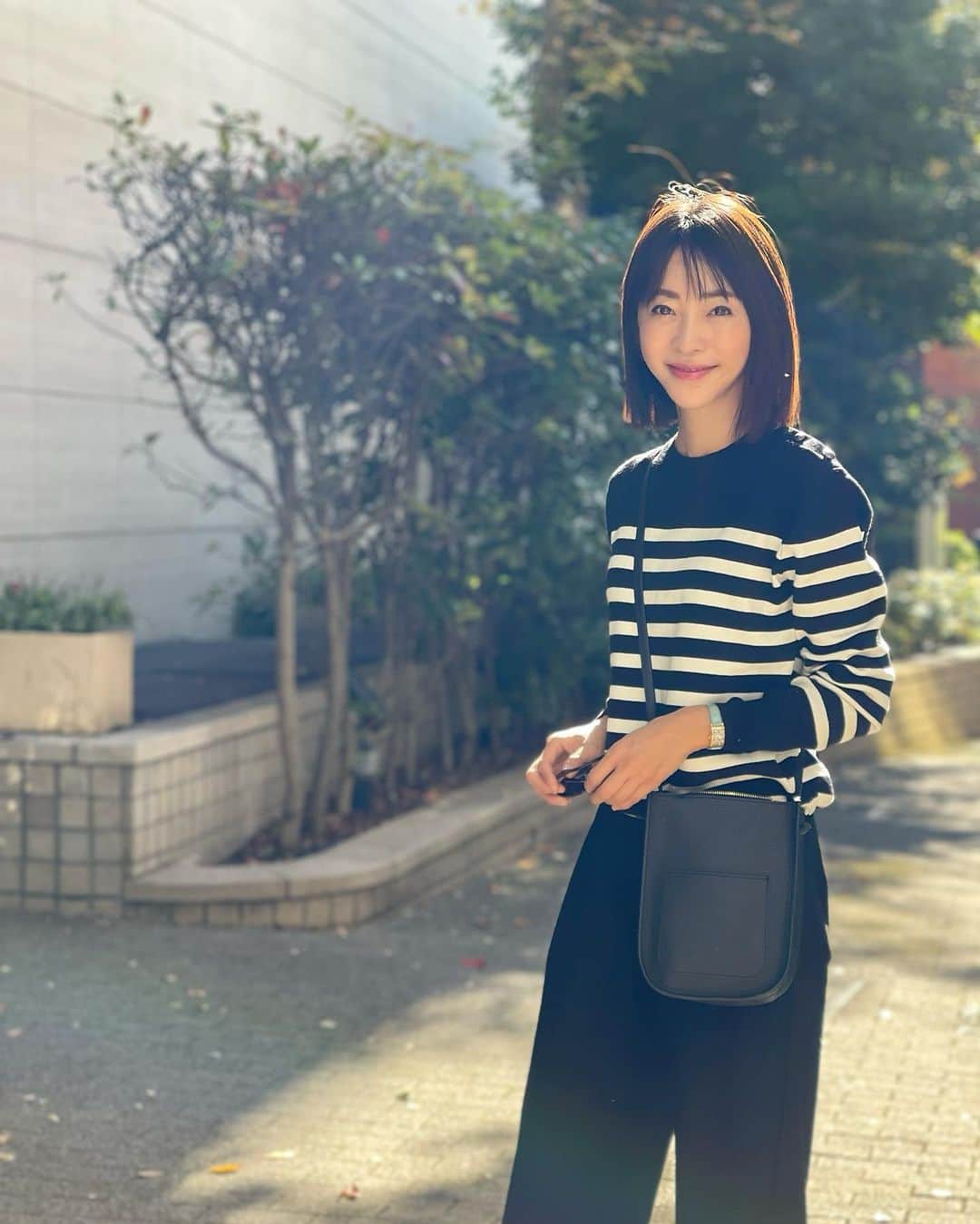 木本泉のインスタグラム：「- ブラブラ歩いていたらお友達夫婦に遭遇🍂 昨日も歩いていたら友人に遭遇🍁  何か偶然会えると嬉しいね❤️  ボーダーニットは本日１７時〜発売✨ 着心地良い生地でおススメだよ。  本屋さんで可愛いクリスマス本📕を見つけました🎄 今年はクリスマス、何しようかな🤔」
