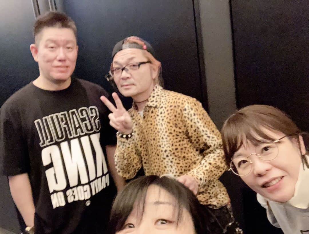古閑裕のインスタグラム：「昨夜NiWタカヒロ君20周年お祝いイベント DOPING PANDA SCAFULL KING at Zepp新宿 を観に行かせて頂きました。ドーパン太朗ちゃんと！ #dopingpanda #scafullking」