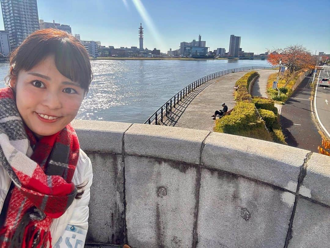 関根苑子のインスタグラム：「ぽかぽか陽気🌞  今朝からよく晴れていますね！ きょうは、 萬代橋で天気の話題を取材してきました✨ インタビュー中、 ‘素晴らしい秋晴れでにっこり！’ ‘晴れの日は気分がいいね〜’ という声が聞かれたり…！ インタビュー以外の時でも、 ‘きょうはいい天気ね！’ ‘頑張ってね！’ など 声をかけていただいたり😚 幸せな気持ちで 1日のスタートが切れました🕊  みなさま 午後も頑張りましょう！✨  . #BSNニュースゆうなび　#ゆうなび　#新潟　#ニュース　#ニュース番組　#キャスター　#アナウンサー #関根苑子」