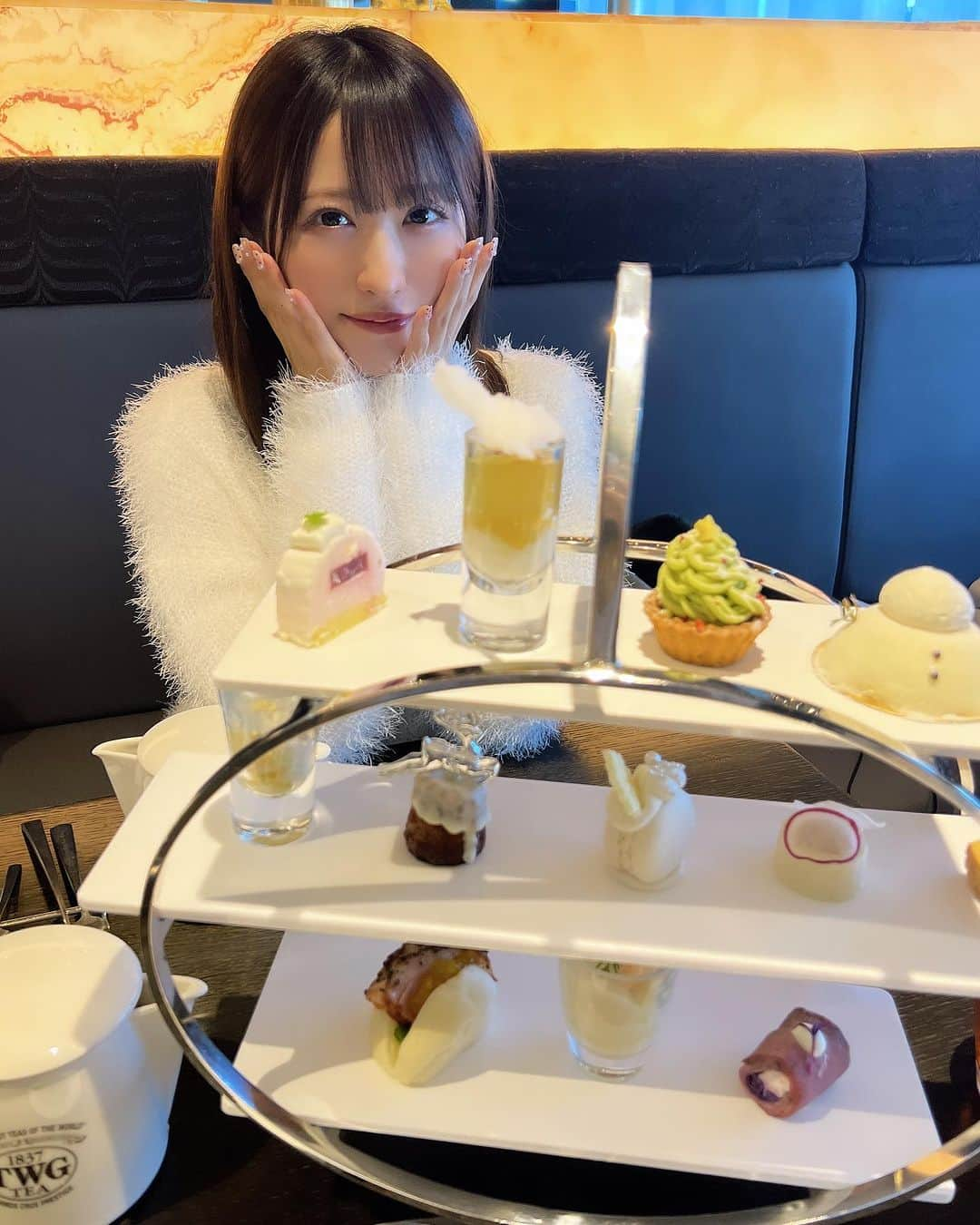 小桃音まいさんのインスタグラム写真 - (小桃音まいInstagram)「🎂  デビュー当時からお世話になってる だいすきなお姉さんのお誕生日祝いで アフヌンしてきました〜🥰🧁  白で統一されててかわいかった🤍」11月22日 13時16分 - kotonemai0824