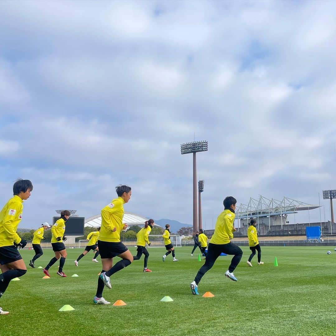 島袋奈美恵のインスタグラム：「. 明日はホーム開幕戦🔥  🗓11月23日（木・祝） 🟣広島県信用組合DAY🟣 ⚽️14:00キックオフ 🆚ちふれASエルフェン埼玉 🏟広島広域公園第一球技場  #共闘  #サンフレッチェ広島レジーナ」