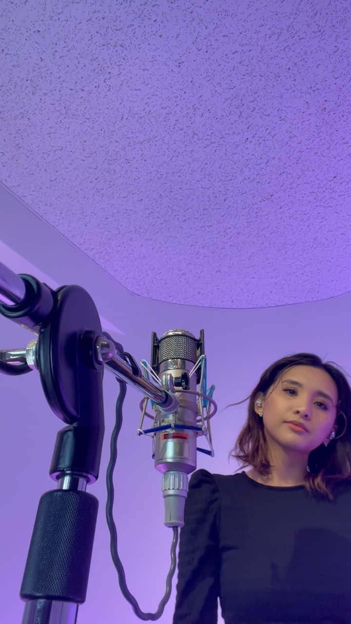 Beverlyのインスタグラム：「Bring Me To Life (acapella)   Randomly decided to take a video while rehearsing for my YouTube live last week. 😄 先週のYoutubeライブリハーサルの時だった。😁」