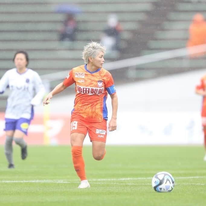 川澄奈穂美のインスタグラム：「🧡TOMORROW💙 ▽ ⚽️WEリーグ2023-24 第3節 🕕11月23日(木・祝)13:00K.O. 🆚マイナビ仙台レディース 🏟️新潟市陸上競技場 ▽ 🖥LIVE配信 DAZN▶️ https://www.dazn.com/ja-JP/p/WE_LEAGUE/ ▽ 🎫 https://md.pia.jp/weleague-ticket/ticketInformation.do?eventCd=2342144&rlsCd=002 ▽ ℹ️ https://albirex-niigata-ladies.com/news/2023-11-23-2/ ▽ 明日も試合後「アイシテルニイガタ」🧡」