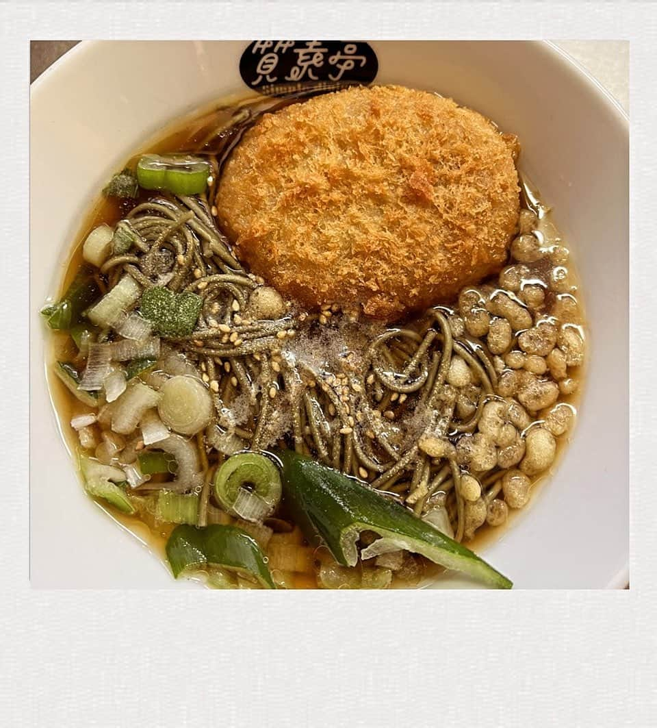 かせきさいだぁのインスタグラム：「本日の質素亭、頂きモノ『佐賀の海苔ラーメン しょうゆ味』❤️先日食べたらラーメンと蕎麦の中間的な感じがしたので、今回思い切ってコロッケ乗せて、天かすも少々、でもホワイトペッパーをかけて頂きました〜！面白く美味しい〜😋 #質素亭 #しっそ亭」