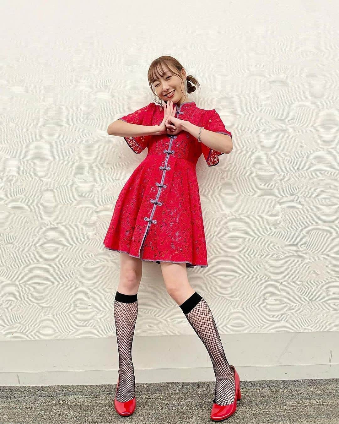 柏木作夢のインスタグラム：「先日のあかりさん🌹 @熱闘！M league  @akarisuda  #須田亜香里#サムズポイント#衣装#tv#stylist#fashion#red#china#dress#styling#samukashiwagi#柏木作夢#スタイリスト」