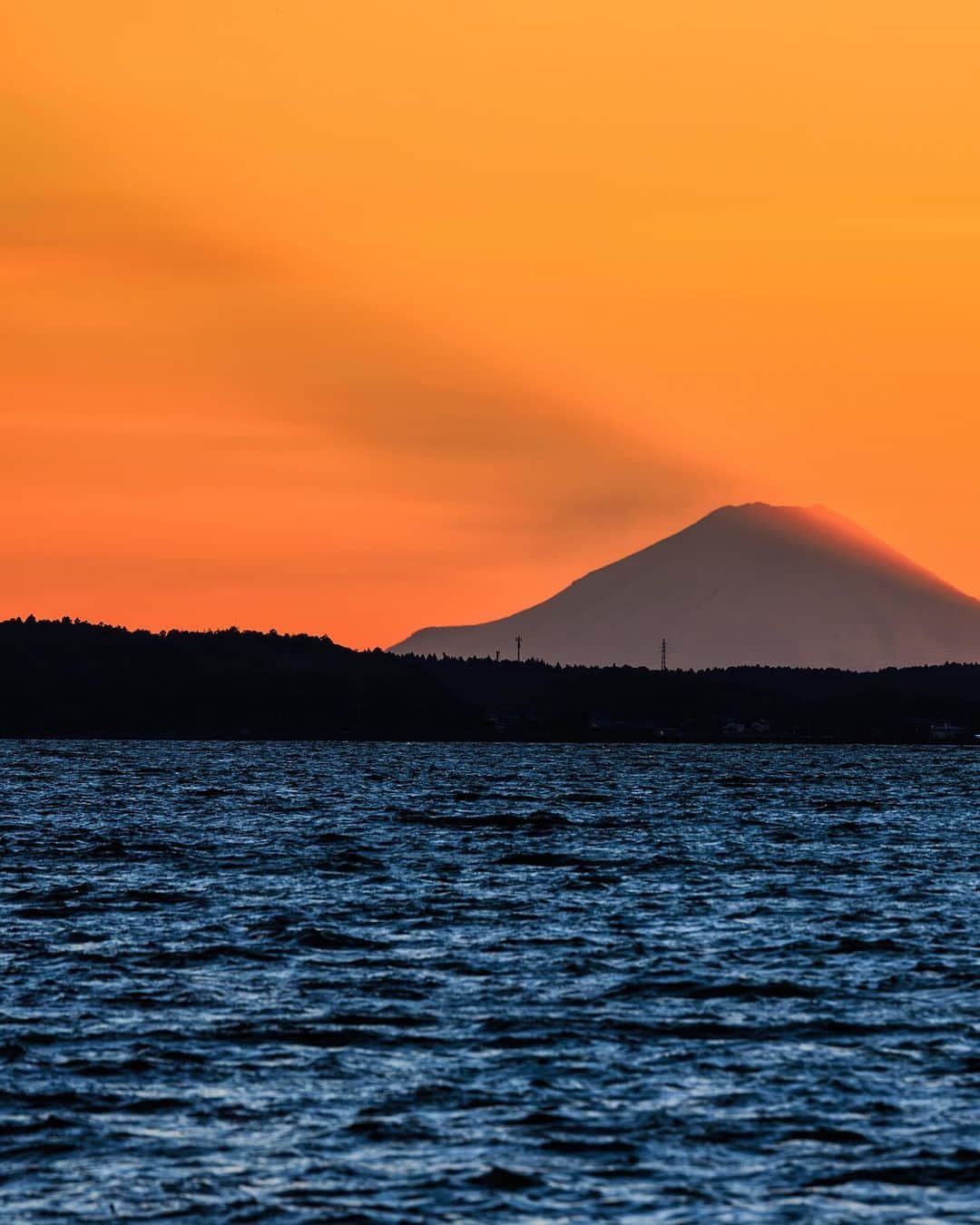 SHOCK EYEさんのインスタグラム写真 - (SHOCK EYEInstagram)「富士山、大仏、そして太陽☀️ この３者が一つの画角に入る景色✨  ずっと見たくて、 先日ついに撮影しにいくことができました✨  大気が少しガスっていたので、くっきり富士山とはいかなかったけれど、神秘的な瞬間に出会えて、とても感動したよ。  すごかったのが、 陽が沈んだあと、富士山から空に向けて斜めの影がビーンって伸びてて、 それがとても不思議な光景だった✨🧐  この景色はまた何度かトライしてみたいなあ。 次は、ダイヤモンド富士に大仏という構図もいいかもしれないね🤤  是非また。  サポートしてくださった、 @sadashima117  ありがとうございました。  #富士山 #牛久大仏 #mtfuji #ushikudaibutsu」11月22日 13時25分 - shockeye_official