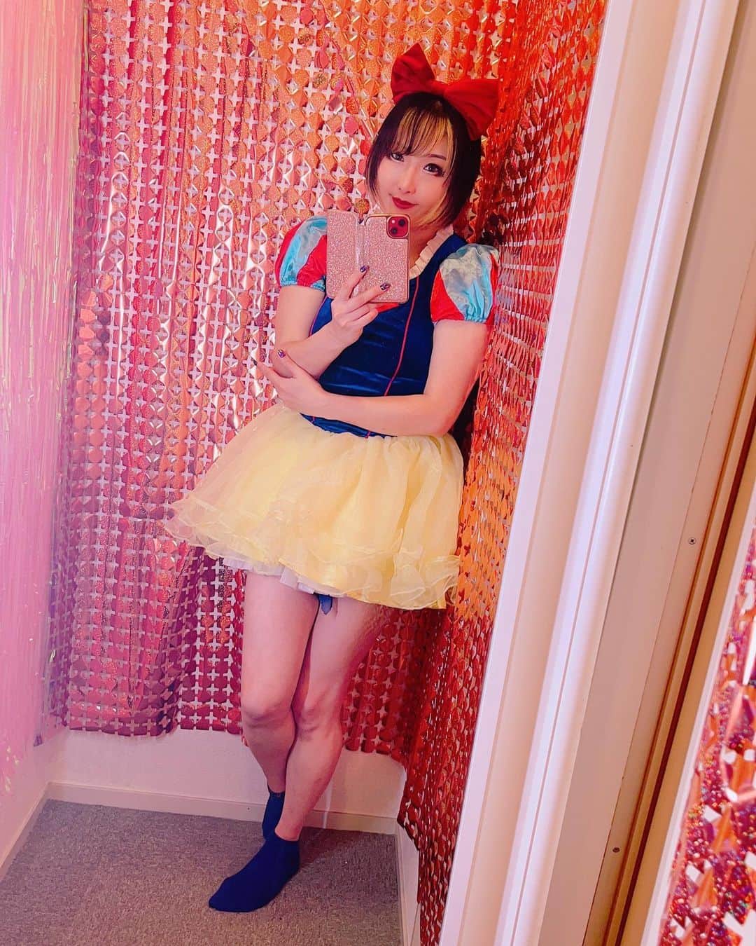 真琴のインスタグラム：「私の今の夢、目標は . . . . コスプレ撮影スタジオ付きの常設会場・真琴アリーナ(仮)を作ることです！ そしてそこで松澤さんを食堂のおばちゃんとして働かせることです！ ＆選手がいつでも宣材写真を撮れるようにしてあげることです！ このあいだ、 メキシコ遠征がWWEに繋がるといいね、とふと言われて もやもやっとしてしまって… 自分の過去の発言の責任だということはわかってるのですけど… 今のWWE、正直全然見てないですし、 夢や、やりたいことって 変わりますよね… なんかかっこ悪いな、って自分でも思うのですけど これが素直な気持ちなので… 昔は選択肢がそれしかなかったけれど、 今は日本にいても世界中に届けることができるんだな、って思ってます 私も有難いことに、アメリカやイタリア、シンガポール メキシコ、香港、中国、台湾、韓国、インドネシアとか、 たくさんの国に行かせていただいてて、 北欧や、中東の国からオファーを頂いたこともあります！(日程かぶってて実現せず🥲) もちろん海外で試合できるのは本当に嬉しいことです！！ でもやっぱりずーっと海外に住むのは私には無理だなって実感させられて… 大人になり考え方もだいぶ変わって、 今の夢・目標は 真琴アリーナ(仮)建設です できれば秋葉原がいいです ごめんなさい でもこういう気持ちもまた変わる時がくるかもしれないです」
