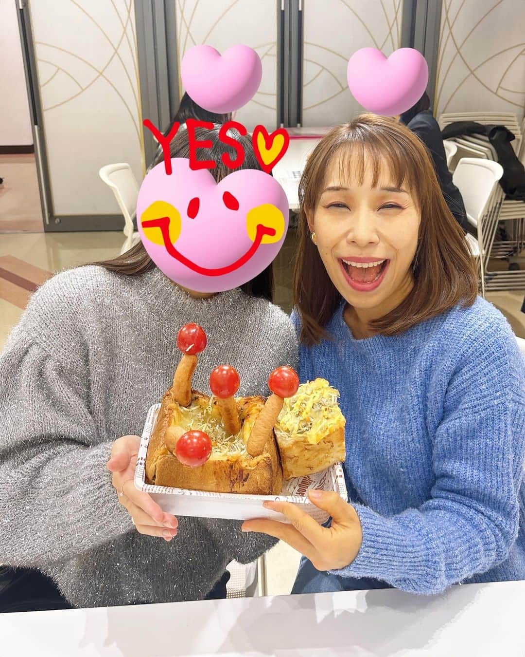 みきママさんのインスタグラム写真 - (みきママInstagram)「【お誕生日にしらすグラタンです！！】  私の大学のお友達が20歳になるので、私「何食べたい？」って聞いたら、  お友達「しらす食べたいです！しらすグラタンがいい！」ってさ。センス、いい😆😆😆  食パンを器にしてしらすグラタンができました〜✨✨✨いつものウインナーろうそくを刺しました🤣🤣🤣  だから、れんくんのお弁当は、グラタンおにぎりです🤩🤩🤩  そしたらね、お昼に、お友達「すごい美味しい！」ってさ。夜は彼氏とディナーだって😄😄😄  彼氏も勉強も頑張ってください❤️❤️❤️  #みきママ　#時短　#誕生日 #グラタンパン #おにぎり #パン  #料理 　#食パン #グラタン #弁当　#煮物 #20歳 #高校生 #男子弁当　 #japanesefood #obento  #onigiri #japan #birthday #happybirthday」11月22日 13時28分 - mikimama_official