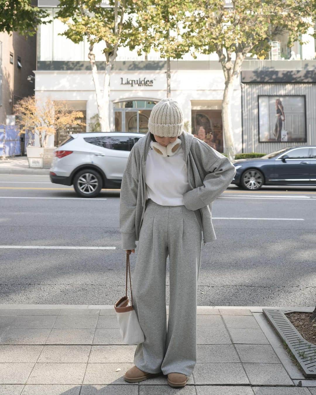 キム・ジュニのインスタグラム：「점심 맛있게 드셨어요?! 현재 기모후드집업 1차생산 가능한 수량 품절되어 2차 오픈되어있어요!  홈페이지에서 배송일정 확인해주세요!!  현재 인기순위!! 멜란지그레이가 압도적 1위!! 블랙과 에토프가 근소한 차이로 2,3위를 달리고 있는데 너무 근소한 차이라 막상막하인 상황이에요 ㅎㅎ  2차가능한 수량 품절시 모두 마감 되오니 기다리셨던 분들은 놓치지 않으셨음 좋겠어요!  저는 요거랑 같은 원단의 세뚜바리 팬츠인 기모핀턱슬리닝팬츠 준비해서 올께요!!  #어버브 #기모후드집업」