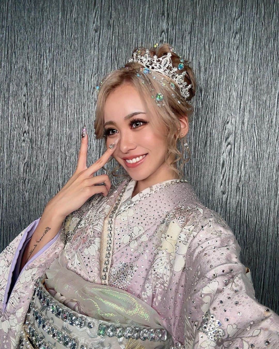 染谷リアナのインスタグラム：「前撮りの時の💖  ずーっと着たかったこのキラキラの振袖着れて満足🧏🏼‍♀️🫶🏻  振袖に合わせてヘアセットもネイルもキラキラにしてもらったの✨  furisode： @miyabi_kokura  haircolor： @maaya0014.ankh  hairset： @sin_hairmake    @cerisier_hair  nail： @nailfocus1   でやってもらったよ💕 みんな理想以上に仕上げてくれて一生の思い出📷💭  撮影データ届くの楽しみ👀✨   #03  #前撮り  #成人式前撮り  #前撮りヘア  #前撮りネイル」
