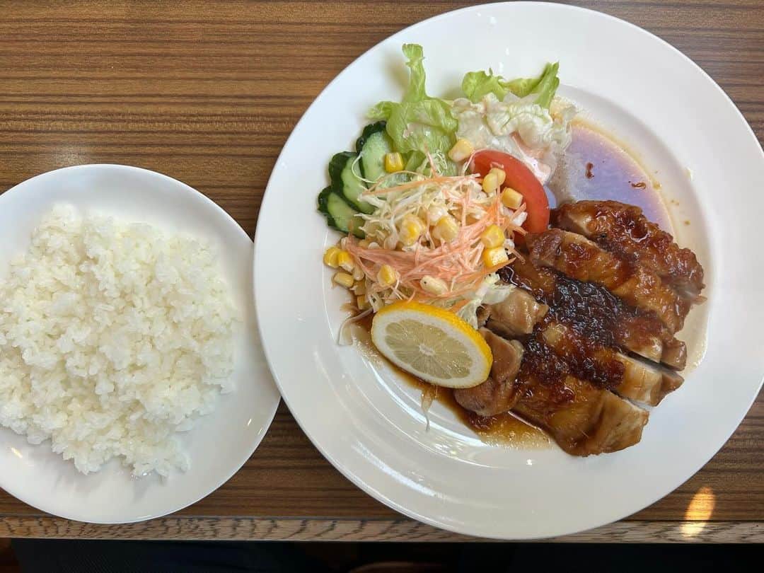 井林辰憲のインスタグラム：「. 久々の平日地元ランチ  焼津市三和#ピコット にて  #ローストチキン です  ピコットにハズレ無し！  #井林ふらり」
