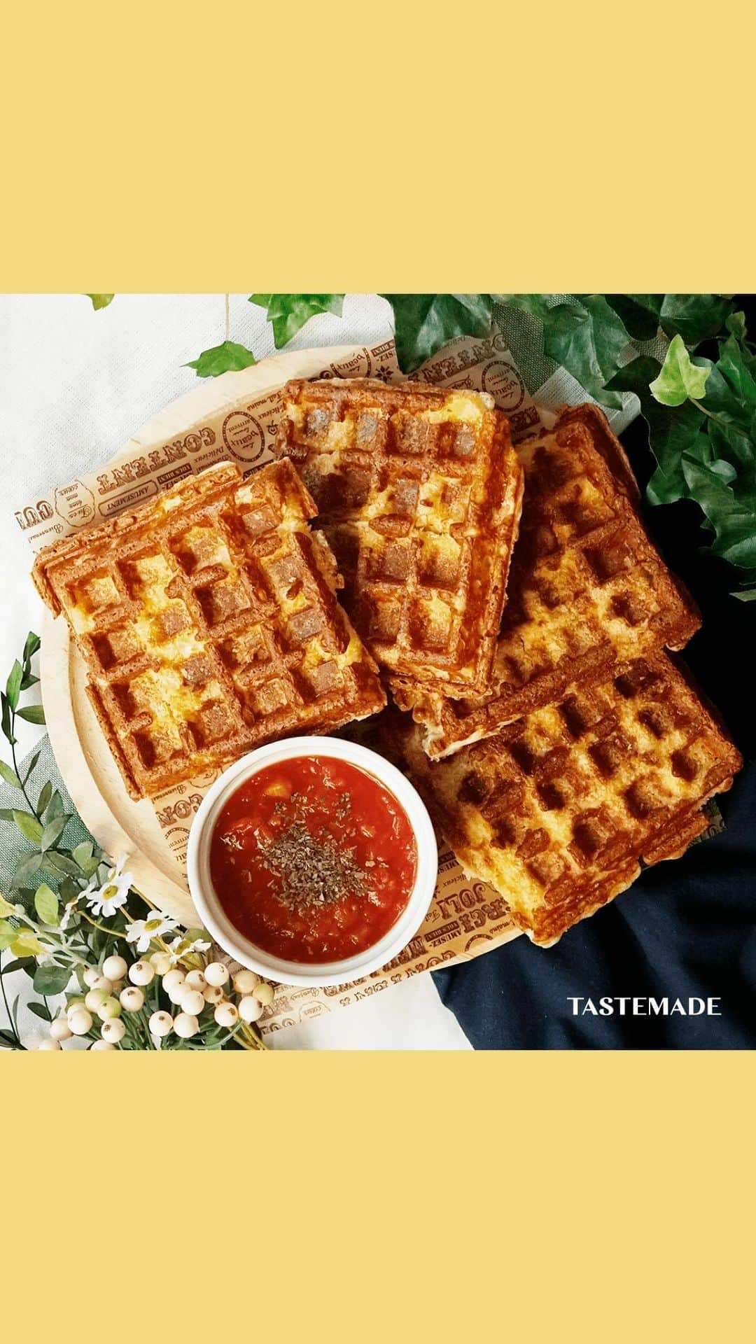 テイストメイドのインスタグラム：「【さかないんかいっ!!✋】さけチーワッフル🧇🧀Cheese Waffles  ギュギュッとさけちのカリカリワッフル！  ■材料 さけるチーズ　4本(1枚) 溶き卵　適量 小麦粉　適量 パン粉　適量 トマトソース　適量  ■作り方 1. さけるチーズを小麦粉、溶き卵、パン粉にくぐらせる 2. 油を吹いたワッフルメーカーに並べる 3. 15分焼く 4. トマトソースつけていただく  Ingredients: - Sliced cheese: 4 pieces (1 sheet)  - Beaten egg: as needed  - Wheat flour: as needed  - Bread crumbs: as needed  - Tomato sauce: as needed  Steps: 1. Coat the sliced cheese with wheat flour, beaten egg, and bread crumbs. 2. Arrange them in a preheated waffle maker greased with oil. 3. Bake for 15 minutes. 4. Serve with tomato sauce for dipping.  #テイストメイド #料理 #cooking #recipe  #レシピ #簡単レシピ #おうちご飯 #おうちごはん  #手作りスイーツ  #パーティーレシピ ⁠  #チーズパイ #チーズ #チーズレシピ  #裏技 ⁠  #冬  #クリスマス  #朝ごはん #朝食 #ブランチ #ワッフル #breakfast #brunch #waffles #さけるチーズ #モッツァレラチーズ #ワッフルレシピ #チーズワッフル #cheesewaffles #揚げ物 #ワッフルメーカー」