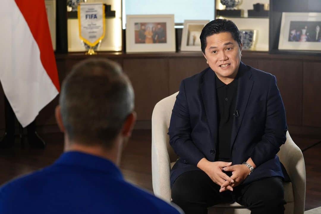 のインスタグラム：「Saya menjelaskan keseriusan Indonesia mentransformasi sepak bola Indonesia dalam wawancara dengan FIFA pagi ini.  Telah banyak perbaikan yang kami lakukan untuk memajukan sepak bola Indonesia menjadi lebih bersih dan berprestasi. Namun ini baru awal. Kami akan terus melalukan perbaikan yang berkelanjutan.   Dengan komitmen semua pihak dan pendampingan FIFA, kami optimistis bisa mewujudkan cita-cita bersama ini.」
