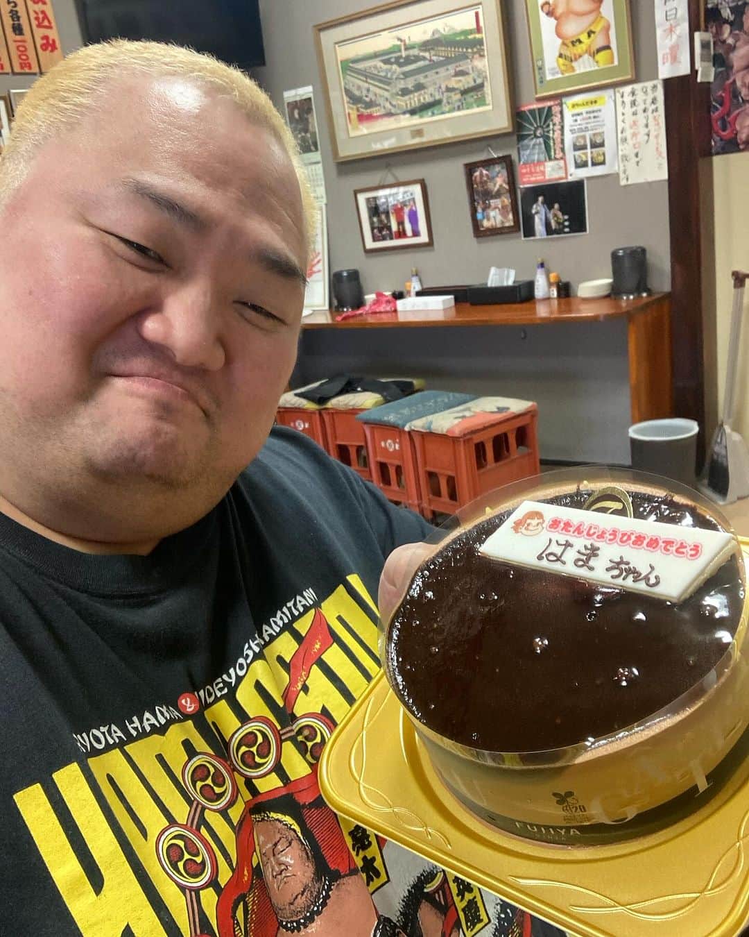 浜亮太のインスタグラム：「沢山のバースデーメッセージ＆プレゼント🎁  有り難うございました！  44歳になりました！  まだまだ未熟者ですが、今後とも応援の程宜しくお願い致します🤲  感謝‼️  #浜亮太  #前橋  #どすこいうどん浜ちゃん  #手打ちうどん  #誕生日」