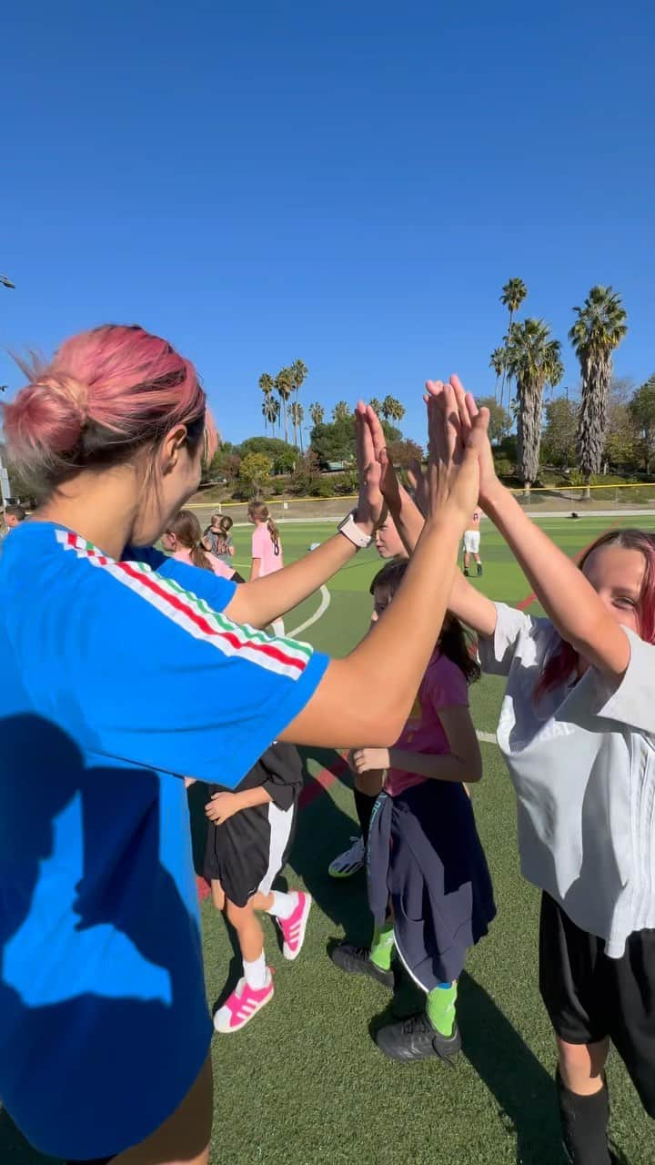 遠藤純のインスタグラム：「Day 2 @oneivyfc camp   Crossbar challenge winner gets a signed Jun Endo Cleat   Inspiring the youth ⚽️💯  Who’s ready for day 3? More shirts and cleats ready to giveaway」