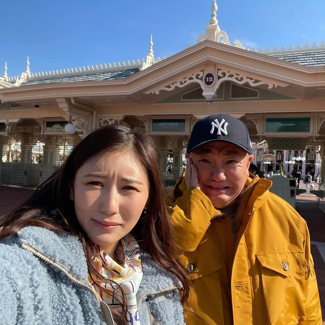 西野未姫さんのインスタグラム写真 - (西野未姫Instagram)「今日は結婚1年記念日❤️  念願のディズニーに行ったのですが、、、、  チケット売り切れで入れませんでした😭笑  これも思い出🥲  #結婚記念日 #1年記念日 #ずっと行きたかったディズニー #楽しみすぎて車の中でジャンボリミッキー #ディズニーの入り口まで行ったのに #チケット無くて入れず #今は全てオンラインなのですね #当日券あるのかと思ってた #悲しい #ボンボヤージュでお土産だけ買いました #滞在時間50分 #これも思い出 #リベンジディズニーします #これからも私たち2人をよろしくお願いします」11月22日 13時42分 - nishinomiki_official