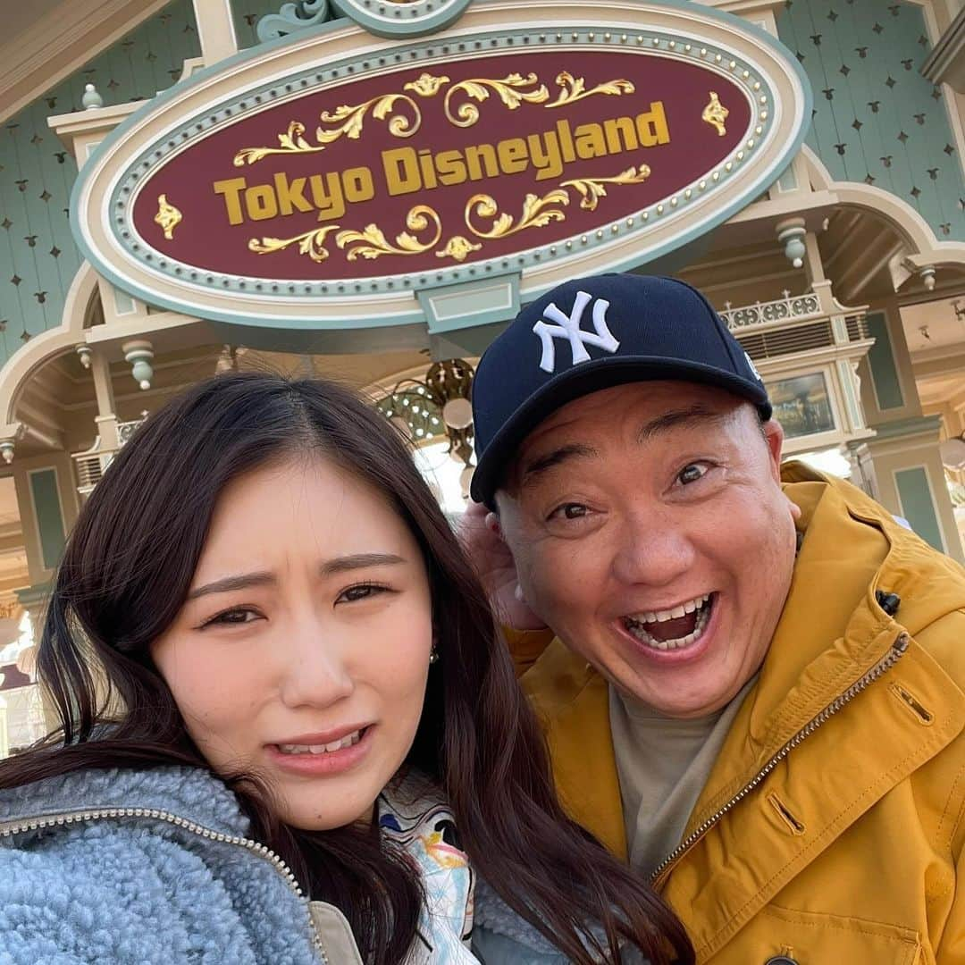 西野未姫さんのインスタグラム写真 - (西野未姫Instagram)「今日は結婚1年記念日❤️  念願のディズニーに行ったのですが、、、、  チケット売り切れで入れませんでした😭笑  これも思い出🥲  #結婚記念日 #1年記念日 #ずっと行きたかったディズニー #楽しみすぎて車の中でジャンボリミッキー #ディズニーの入り口まで行ったのに #チケット無くて入れず #今は全てオンラインなのですね #当日券あるのかと思ってた #悲しい #ボンボヤージュでお土産だけ買いました #滞在時間50分 #これも思い出 #リベンジディズニーします #これからも私たち2人をよろしくお願いします」11月22日 13時42分 - nishinomiki_official