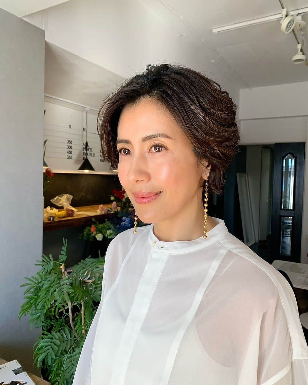 長谷川理恵のインスタグラム：「私がアンバサダーを務めさせていただいている 自由が丘クリニックさんのビューティー撮影でした☺️✨ 美容撮影はファッション撮影とはまた少し違うテンションです。ビューティーですからお肌を美しく魅せたい 今はリタッチ技術がかなり進んでおり、モデル要らないんじゃないの？というくらい色々できますが笑 ポラロイド待ち世代の私は、やはり肌本来の質感や艶感を重視したくなります。ですから、なるたけ自力でいけるところまでもっていき、たまにプロのお手入れにも助けていただきながら、最終的にはメイクさんに仕上げていただく こんな具合です。この日の @yukakomorino0 氏がベースからツヤツヤに仕上げてくれ たリタッチなしの一枚 職人気質が集まるとこうなります🤣🙏🌏」
