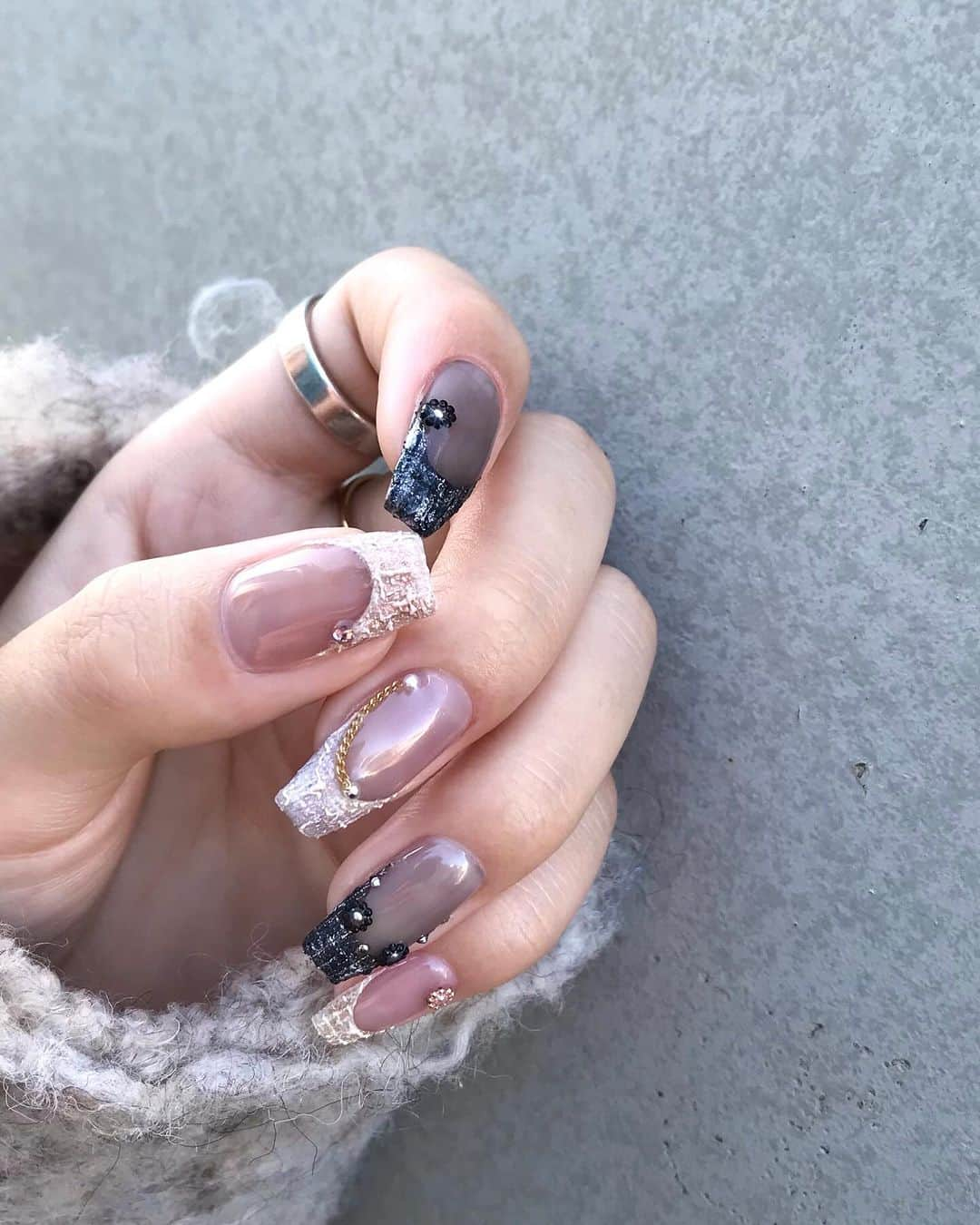 ryo kitamuraのインスタグラム：「“ metal tweed “  人の手に乗ると魂が宿ったように、より美しく。  #tweednails#tweeds#chanel#fashionstyle#ツイードネイル#ツイード」