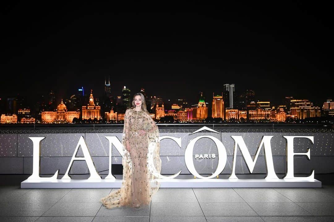 アマンダ・サイフリッドのインスタグラム：「It was a PLEASURE to bring @lancomeofficial’s The Louvre to Shanghai. I love the magic of this city. 💫 #lancomelouvre」