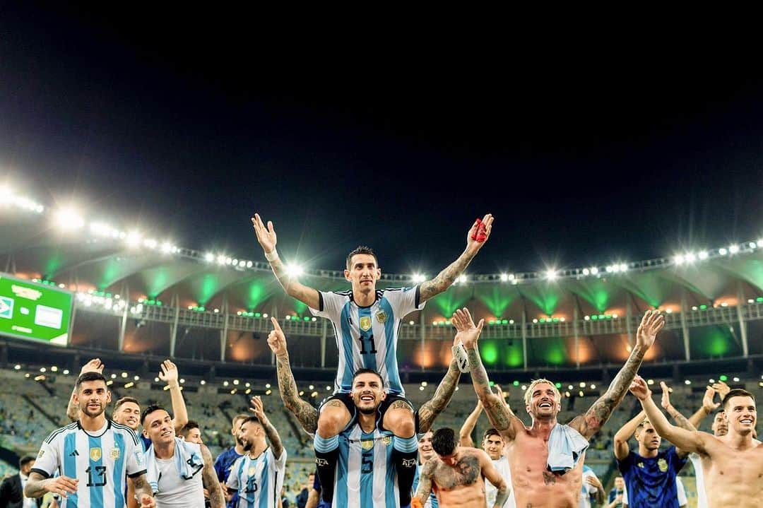 レアンドロ・ダニエル・パレデスのインスタグラム：「Seguimos haciendo historia, seguimos luchando por esta camiseta. Esta victoria es de todos y en especial es para todos aquellos hinchas que hoy sufrieron las represalias por hacer respetar nuestro himno, estamos con ustedes 💙 Vamos Argentina siempre 🇦🇷」