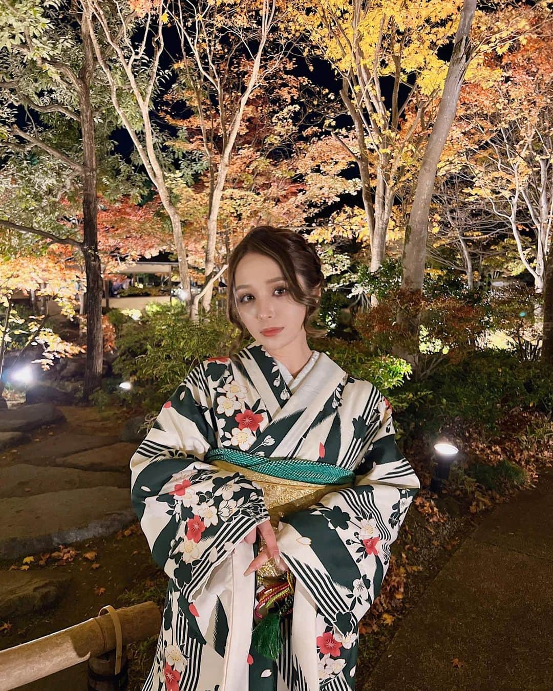 谷口美咲のインスタグラム：「. 紅葉見て秋感じた🫠🍂 寒すぎてとんでもなく震えました🫨 昼の紅葉も良いけど 夜も綺麗✌🏼🤍 . #紅葉 #イルミネーション #秋 #昭和記念公園 #着物」