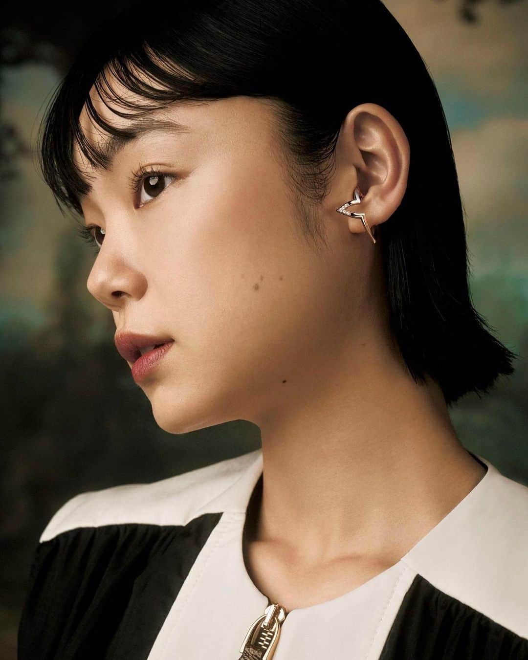 古川琴音さんのインスタグラム写真 - (古川琴音Instagram)「* 【雑誌/WEB】「Harper's Bazaar 2024年1・2合併号」 ファッションページ＜ルイ・ヴィトン ファインジュエリー＞ (ハースト婦人画報社) 11/20(月)発売 ・ Harper's BAZAAR @harpersbazaarjapan @louisvuitton  camera: @seijifujimori さん stylist : @natsukokanekoop さん hair: @jg510_jungotohair さん make: @chi_i1026 さん」11月22日 14時02分 - harp_tone