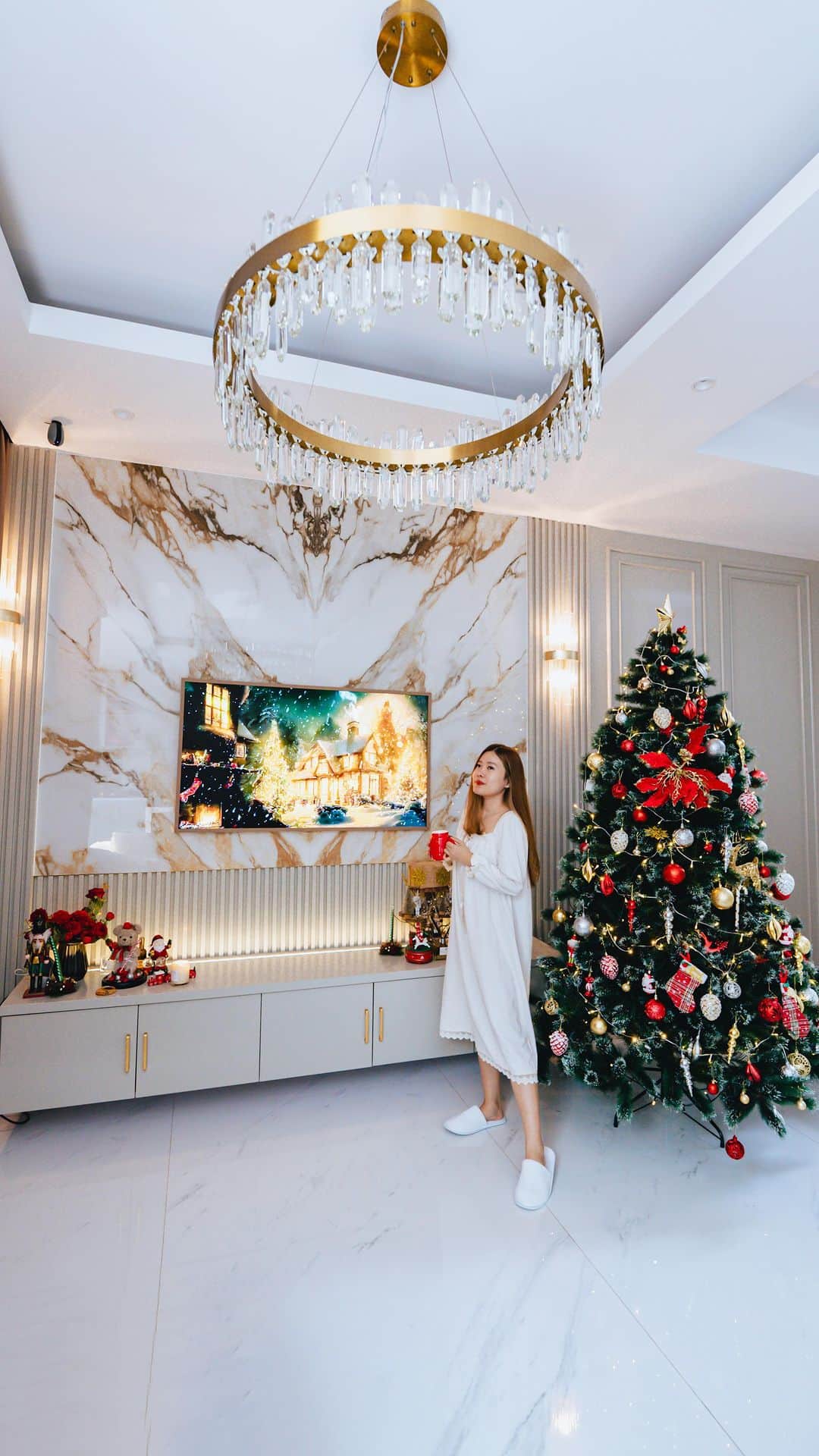 Stella Leeのインスタグラム：「My dream is to have a Christmas Tree taller than me at my home 🎄🎄🎄 First Christmas in my new home and I am just so excited 🥹✨」