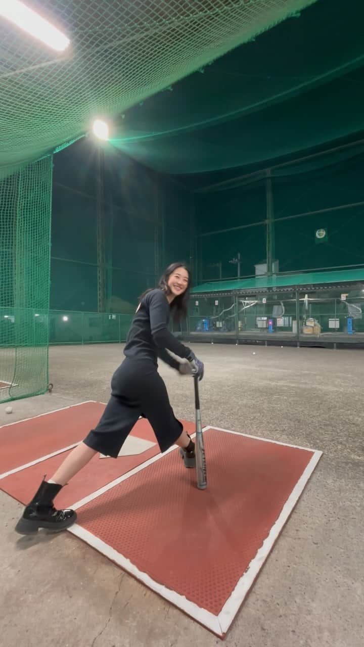 青野楓のインスタグラム：「いつかホームラン当てたい🎯  dress @maison.ellie_official  boots @noname.japan   #野球#baseball#야구#棒球##bóngchày#बेसबॉल#バッティング#バッティングセンター#野球女子」