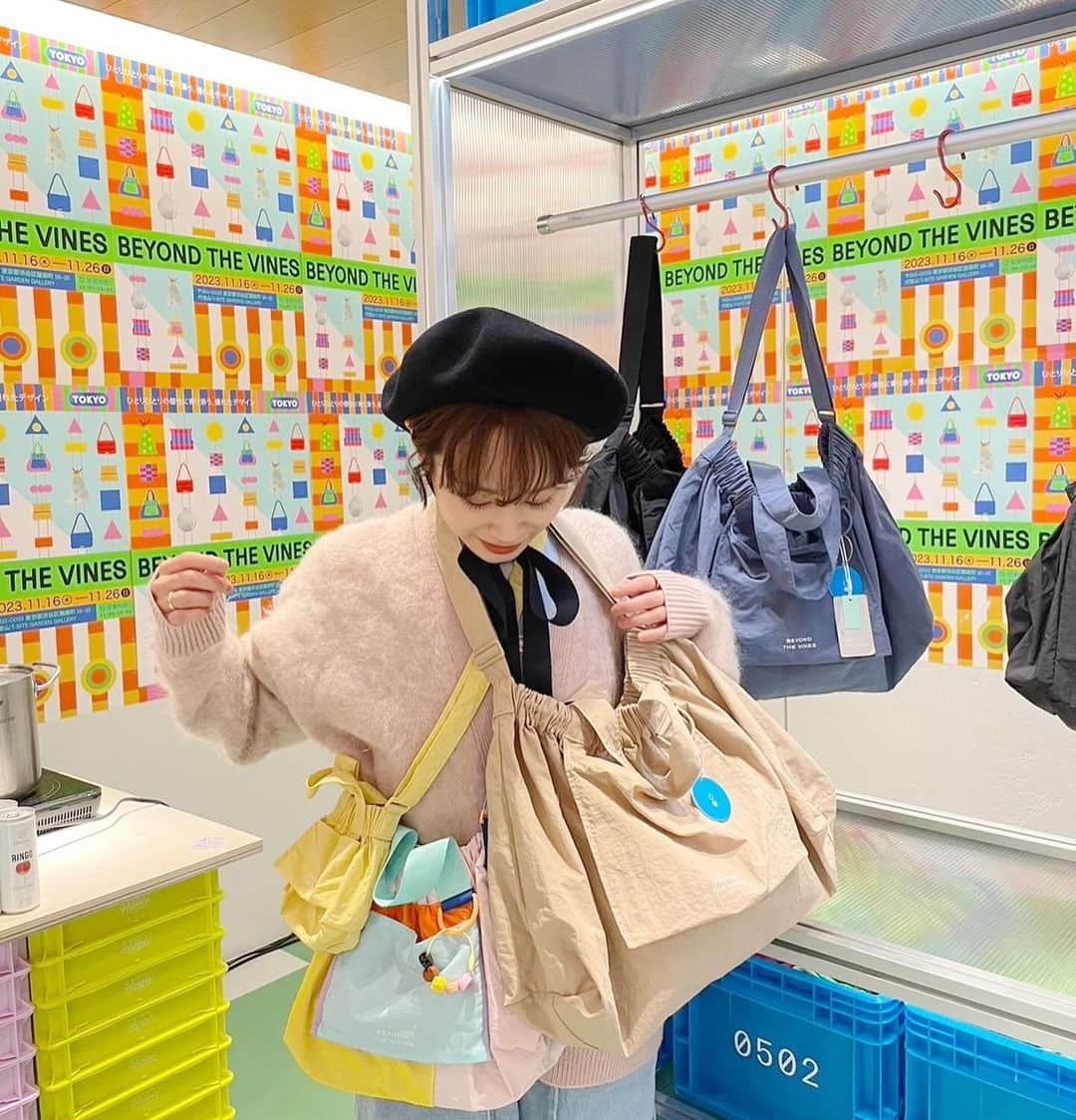 高橋愛さんのインスタグラム写真 - (高橋愛Instagram)「またまた🤭 シンガポール発 デザインスタジオ ” Beyond The Vines （ビヨンド ザ バインズ）”の POP UPイベントへ遊びにいってきましたっ🎄❤️  POP UPイベントでは 自分で作ったりも出来るブースもあって とっても楽しかったです😚 わたしは、パックン？マン？みたいなやつを 選んだんだけど 他にもいろんな組み合わせして 楽しめそうだった😋  11/26(日) まで代官山T-SITEにて 開催中なので行ってみてね❣️  ホリデーショッピングにぴったりだし カラフルなアイテムいっぱいで ハッピーな気持ちになりますよっ🤭😍❤️✨  素敵なクリスマスツリーも 飾ってあって クリスマスっていいなぁ〜って 改めて思いました😆🍾✨  みんなも是非行ってみてくださいっ❣️🎄✨  26日までだからねっ！ いっそげー！！！  @beyondthevines @beyondthevinesjapan #beyondthevines 　 #ビヨンドザバインズ #PR」11月22日 14時06分 - i_am_takahashi