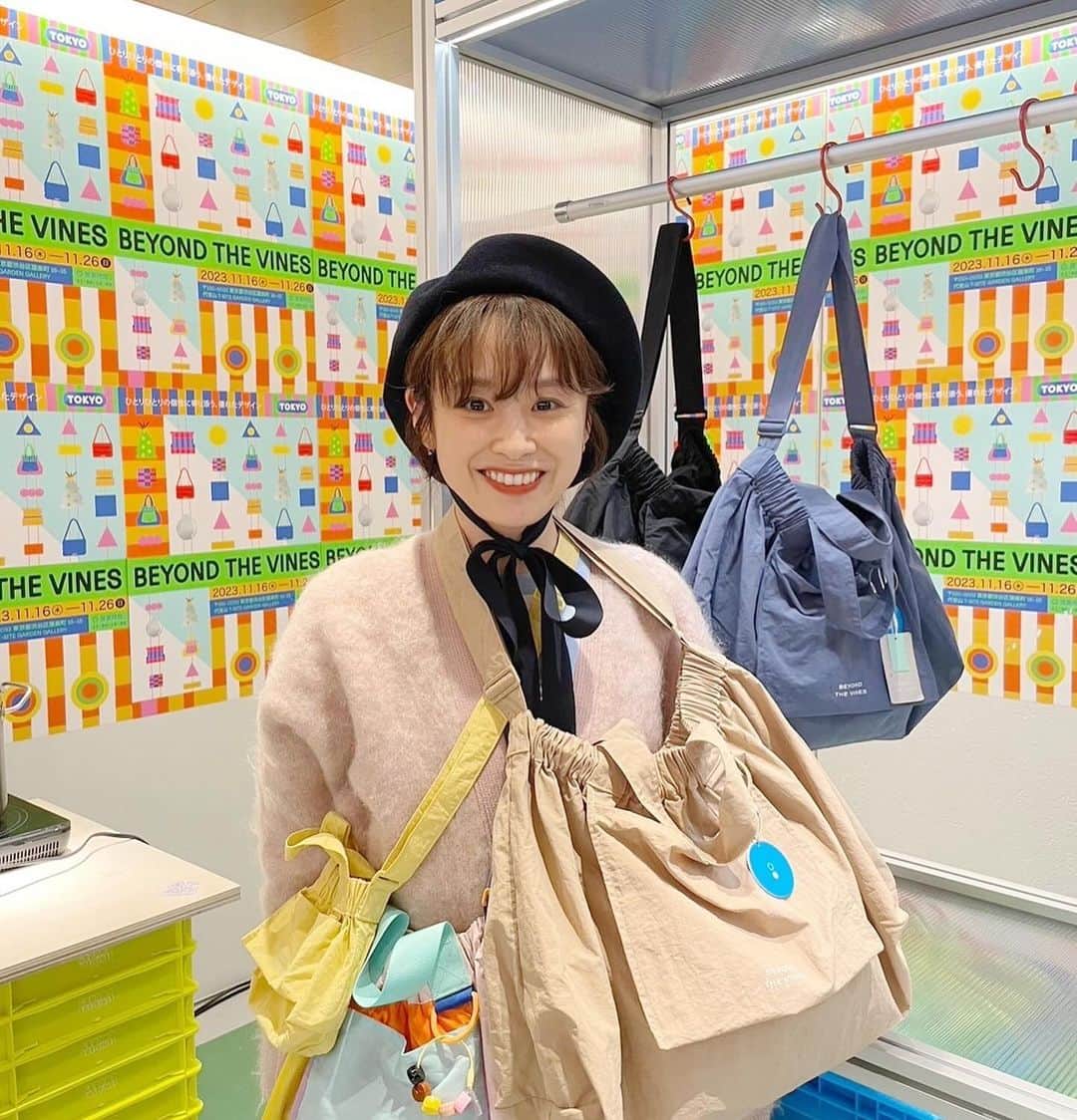 高橋愛さんのインスタグラム写真 - (高橋愛Instagram)「またまた🤭 シンガポール発 デザインスタジオ ” Beyond The Vines （ビヨンド ザ バインズ）”の POP UPイベントへ遊びにいってきましたっ🎄❤️  POP UPイベントでは 自分で作ったりも出来るブースもあって とっても楽しかったです😚 わたしは、パックン？マン？みたいなやつを 選んだんだけど 他にもいろんな組み合わせして 楽しめそうだった😋  11/26(日) まで代官山T-SITEにて 開催中なので行ってみてね❣️  ホリデーショッピングにぴったりだし カラフルなアイテムいっぱいで ハッピーな気持ちになりますよっ🤭😍❤️✨  素敵なクリスマスツリーも 飾ってあって クリスマスっていいなぁ〜って 改めて思いました😆🍾✨  みんなも是非行ってみてくださいっ❣️🎄✨  26日までだからねっ！ いっそげー！！！  @beyondthevines @beyondthevinesjapan #beyondthevines 　 #ビヨンドザバインズ #PR」11月22日 14時06分 - i_am_takahashi