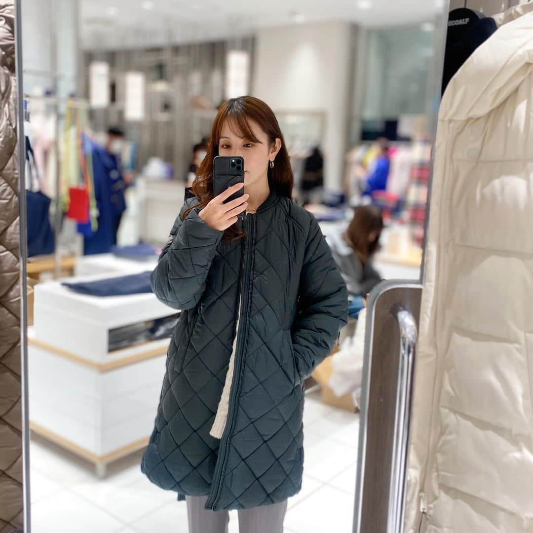 大谷朋子さんのインスタグラム写真 - (大谷朋子Instagram)「♡ * ヨーロッパ発の サステナブルファッションブランド 「ECOALF （エコアルフ）」♻️ * ペットボトル、タイヤ、魚網などを独自の技術でリサイクルして生地を作って、 すべてのアイテムを再生素材や環境負荷の低い天然素材のみで作っています。 * 私が着ているニットプルオーバーは、 カーボンニュートラルに貢献する環境配慮型新素材「BIOGRACE」を使用したもの。 * 肌触りが良く快適な着心地。 袖のリブが長めなところが可愛い♡ 短め丈でいろんなボトムスに合わせやすく、 オンオフともに着られます。 (158cm Mサイズ着用) 他にもピンク、ブルー、ブラックがあって、 どれも素敵でした！ * 11月28日まで、伊勢丹新宿店一階で ポップアップストア開催中。 アウターや今すぐ使いたい小物の種類が豊富！ ぜひチェックしてみてください♻️ * * @ecoalf_japan #Promotion #ecoalf #エコアルフ #BecauseThereIsNoPlanetB #第2の地球はないのだから #サステナブル #サステナブルブランド #サステナブルファッション #ママコーデ」11月22日 14時16分 - tomoko_ohtani