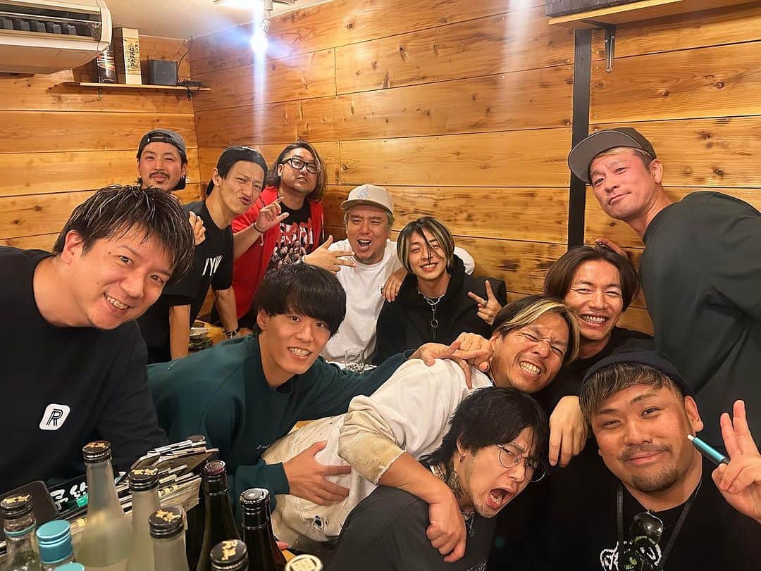 KENTAのインスタグラム：「顎が砕けるかと思うくらい笑った。 先輩も後輩もやっぱりドラマーって最高だなと。 最後に登場して、全部話題を持ってったピエールさん流石でした！写真に写ってないけど！笑 みんな大好き！」