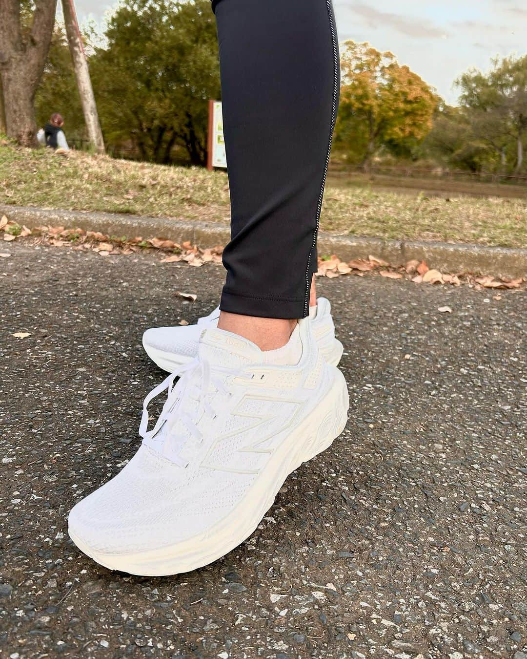 下門美春さんのインスタグラム写真 - (下門美春Instagram)「👟【New Balance Fresh Foam X 1080 v13】 💫レビュー👟 クッション性が高く、ほどよい反発もあるので長時間走っても疲れにくく、特にロードを走ることが多いランナーさんには怪我の予防になりそう🙂◎ マラソンシーズンがスタートし、タイムを狙っていきたいランナーさんにはポイント練習・レース後のリカバリーjogや落としの日の長時間のゆっくりとしたjogがおすすめの使い方☝️  リカバリー系のjogは芝や柔らかいところで走りたい派(走ってもらいたい派)なのですが、なかなか飽きずに長く走れる広いところってないですよね🌀💦 なので私は走る場所を選ぶのではなく、 シューズを選ぶ☝️👟◎  今回着用したのはALLホワイト🕊️ですが、 他にもカラーはキーカラーのライトブルーとALLブラックもあり、ランニングはもちろん、普段使いもしやすい！◎ 通勤ランをされている方にもおすすめですし、 私自身、練習会の帰りに服は着替えるけれどシューズは変えずに帰ったりして見た感じシューズだけ浮いてる、、、ということがよくあります😗💦笑 このシューズなら問題解決できそうです🙆‍♀️💫  ご購入は、スーパースポーツゼビオで💁‍♀️✨ 全国に店舗があるので履き心地もチェックしやすいです！👍✨今回はスーパースポーツゼビオさまからPRとしてシューズをご提供いただいておりますが幅広い層のランナーさんへおすすめしたい1足です◎🙆‍♀️ぜひシューズのふわふわ感試してみてください🙆‍♀️◎  #pr #スーパースポーツゼビオ #newbalance #japan #marathon #runner #running #training #マラソン #マラソン女子 #ランニング #ランニング女子 #トレーニング #はしりますたぐらむ」11月22日 14時09分 - 38shimo